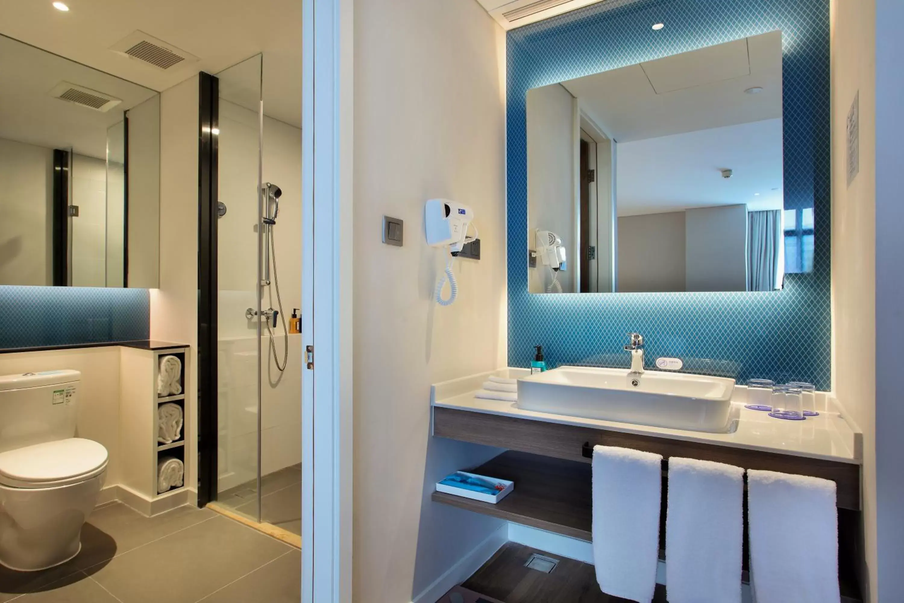 Photo of the whole room, Bathroom in Holiday Inn Express Guilin City Center, an IHG Hotel