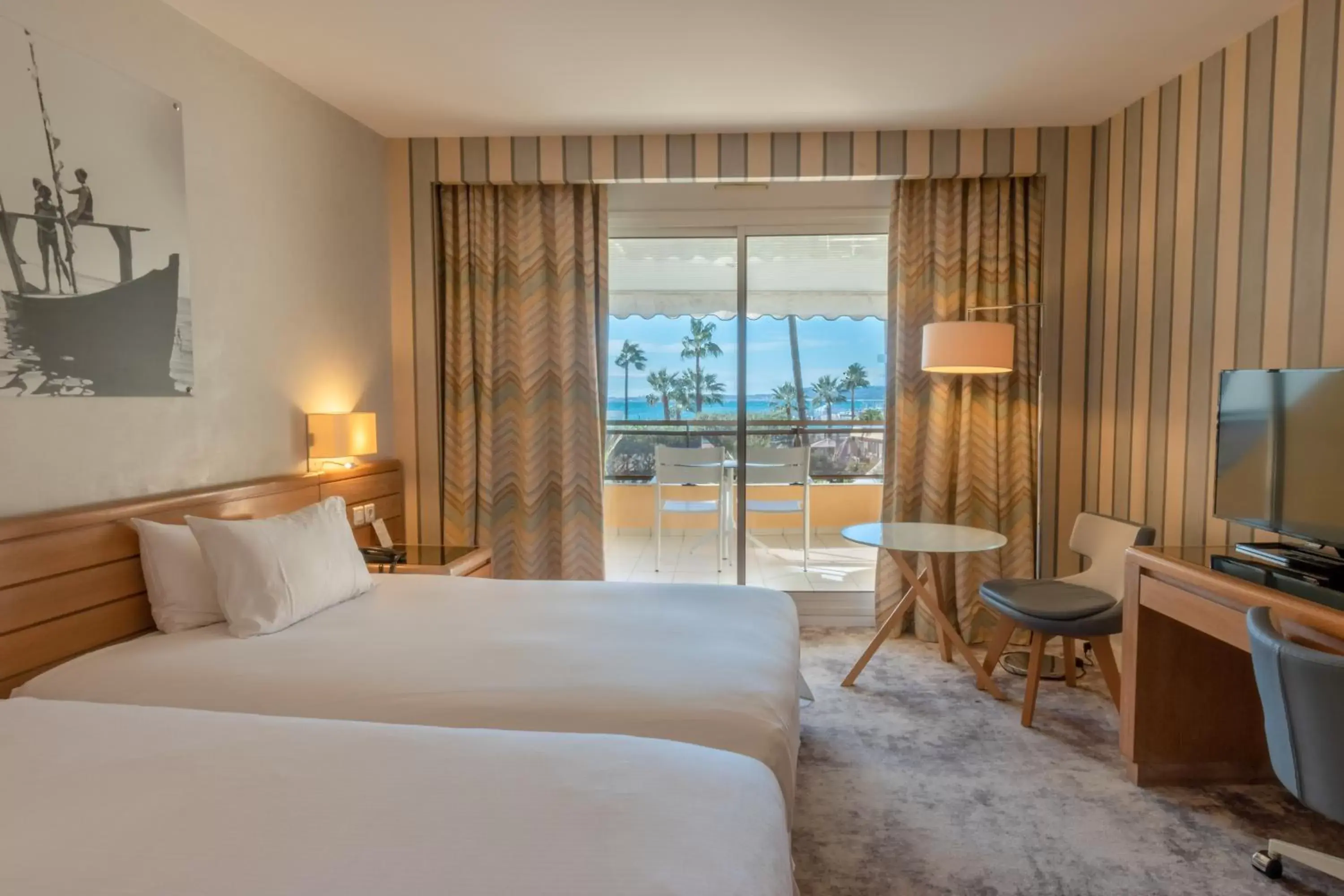 TV and multimedia, Bed in Holiday Inn Nice - Port St Laurent by IHG TV and multimedia, Bed in Holiday Inn Nice - Port St Laurent by IHG