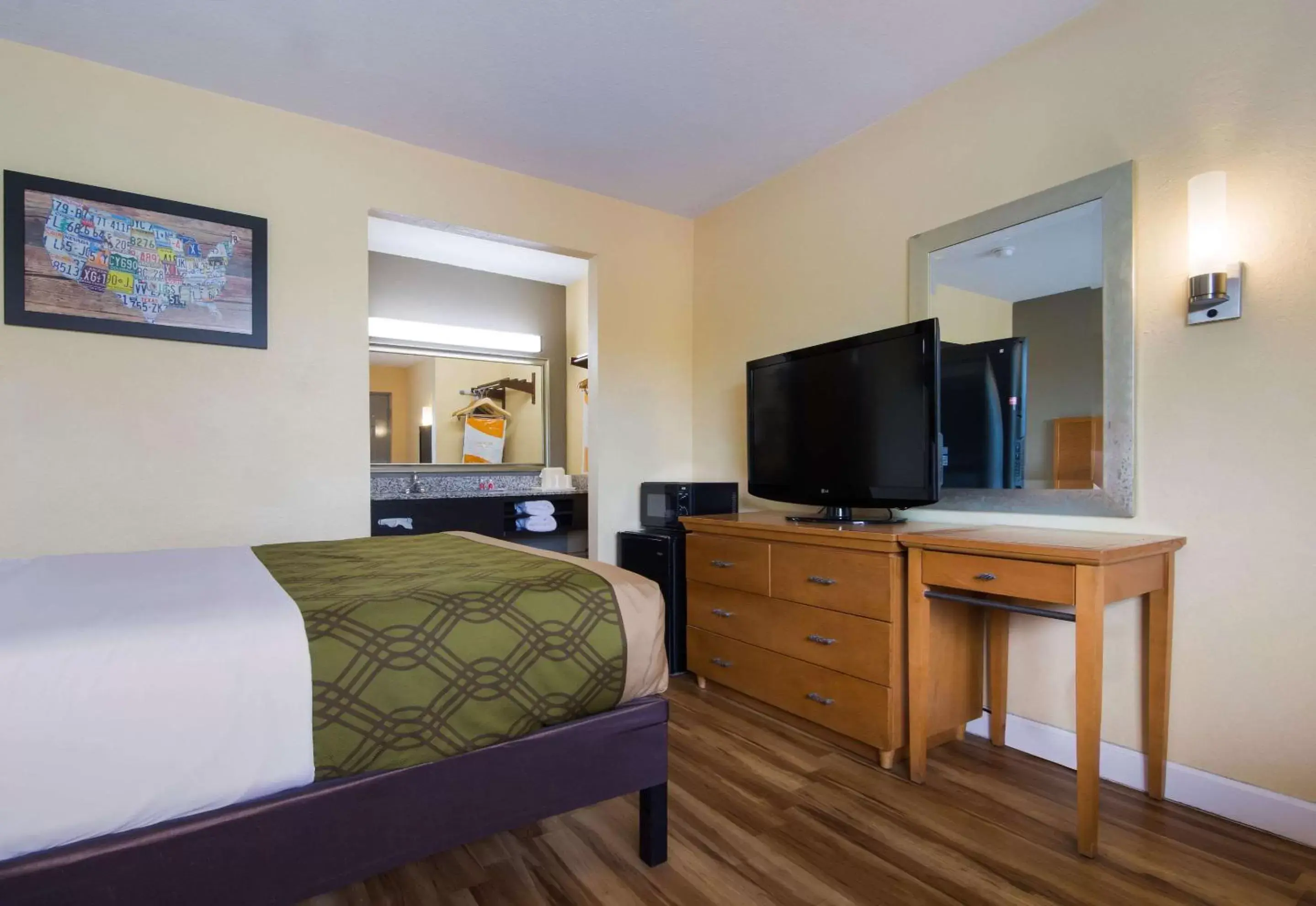 Photo of the whole room, TV/Entertainment Center in Econo Lodge Battleboro - Rocky Mount I-95