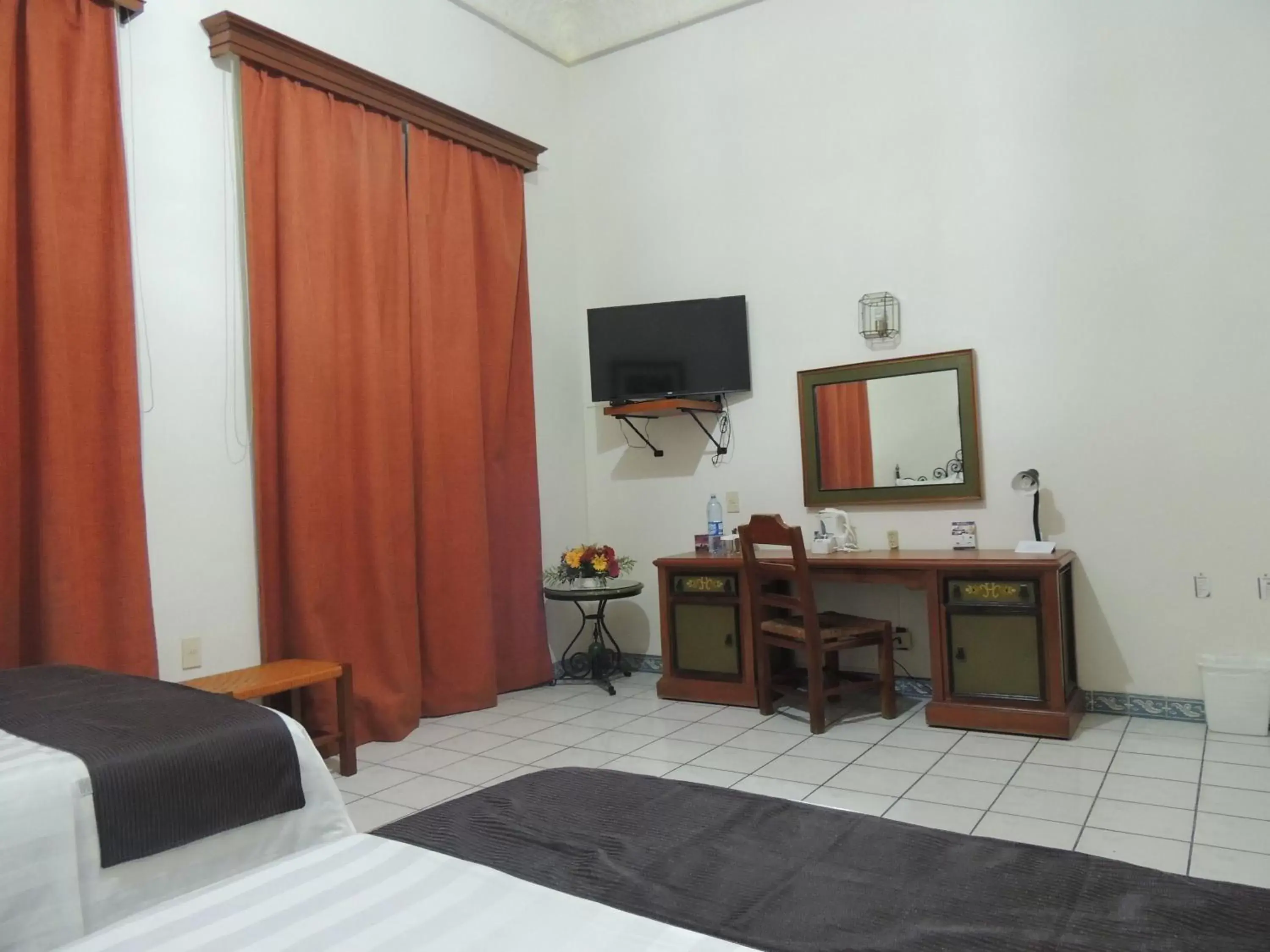 Bedroom, TV/Entertainment Center in Hotel Concierge Plaza Colima