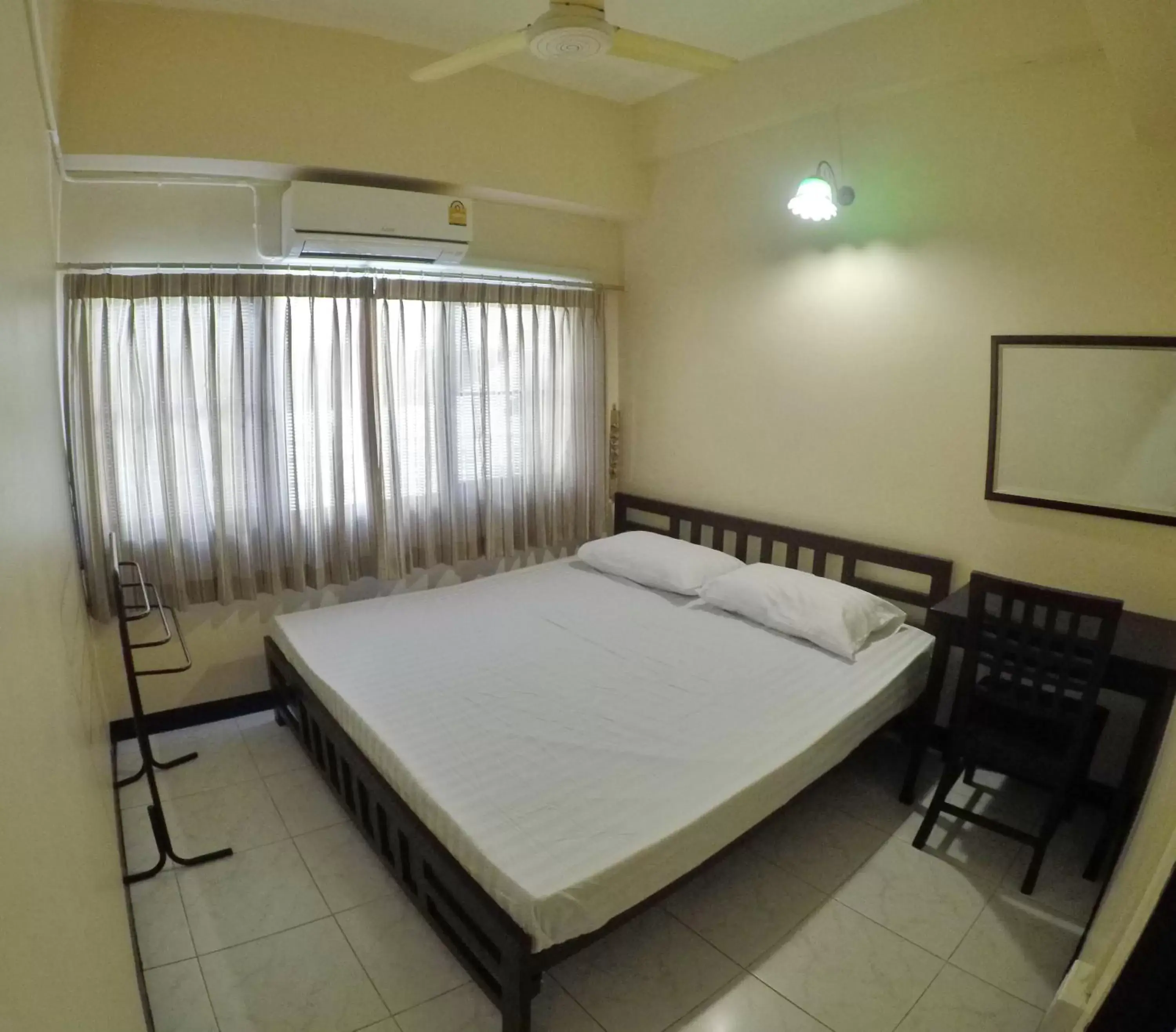 Budget Double Room with Shared Bathroom in KC guest house Budget Double Room with Shared Bathroom in KC guest house