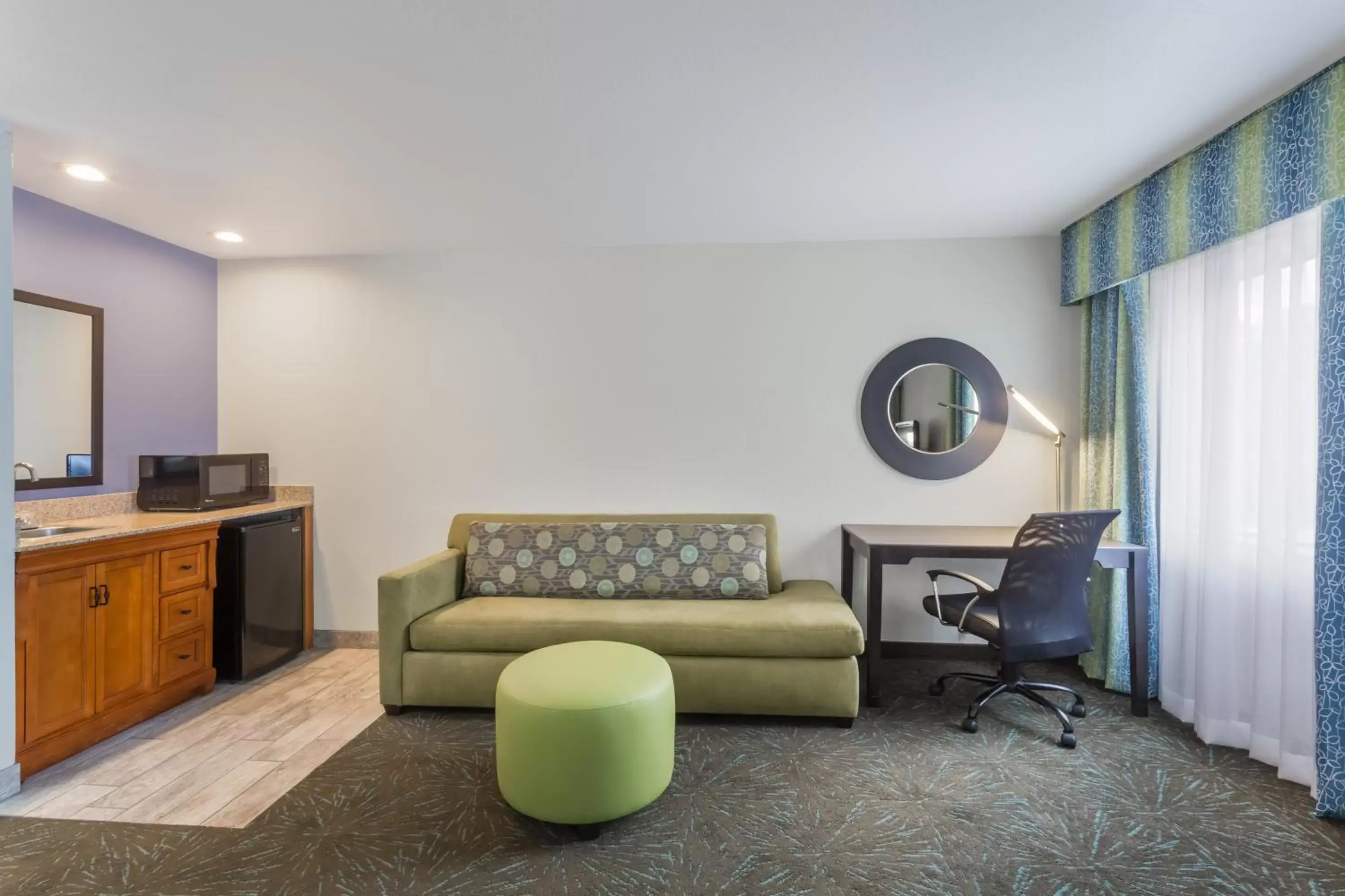 Living room, Seating Area in Days Inn & Suites by Wyndham East Flagstaff