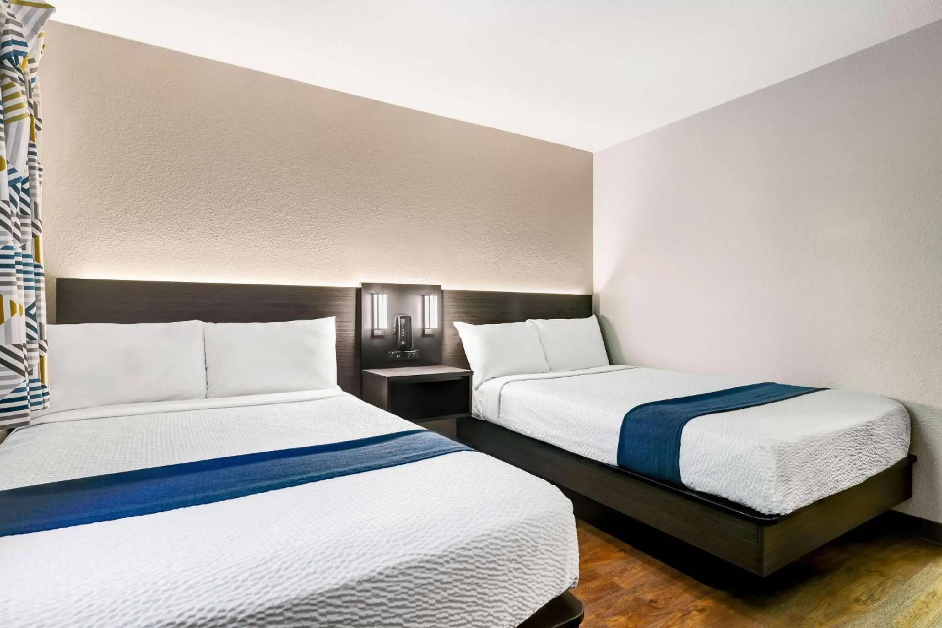 Deluxe Quadruple Room - Non-Smoking in Motel 6-Issaquah, WA - Seattle - East Deluxe Quadruple Room - Non-Smoking in Motel 6-Issaquah, WA - Seattle - East