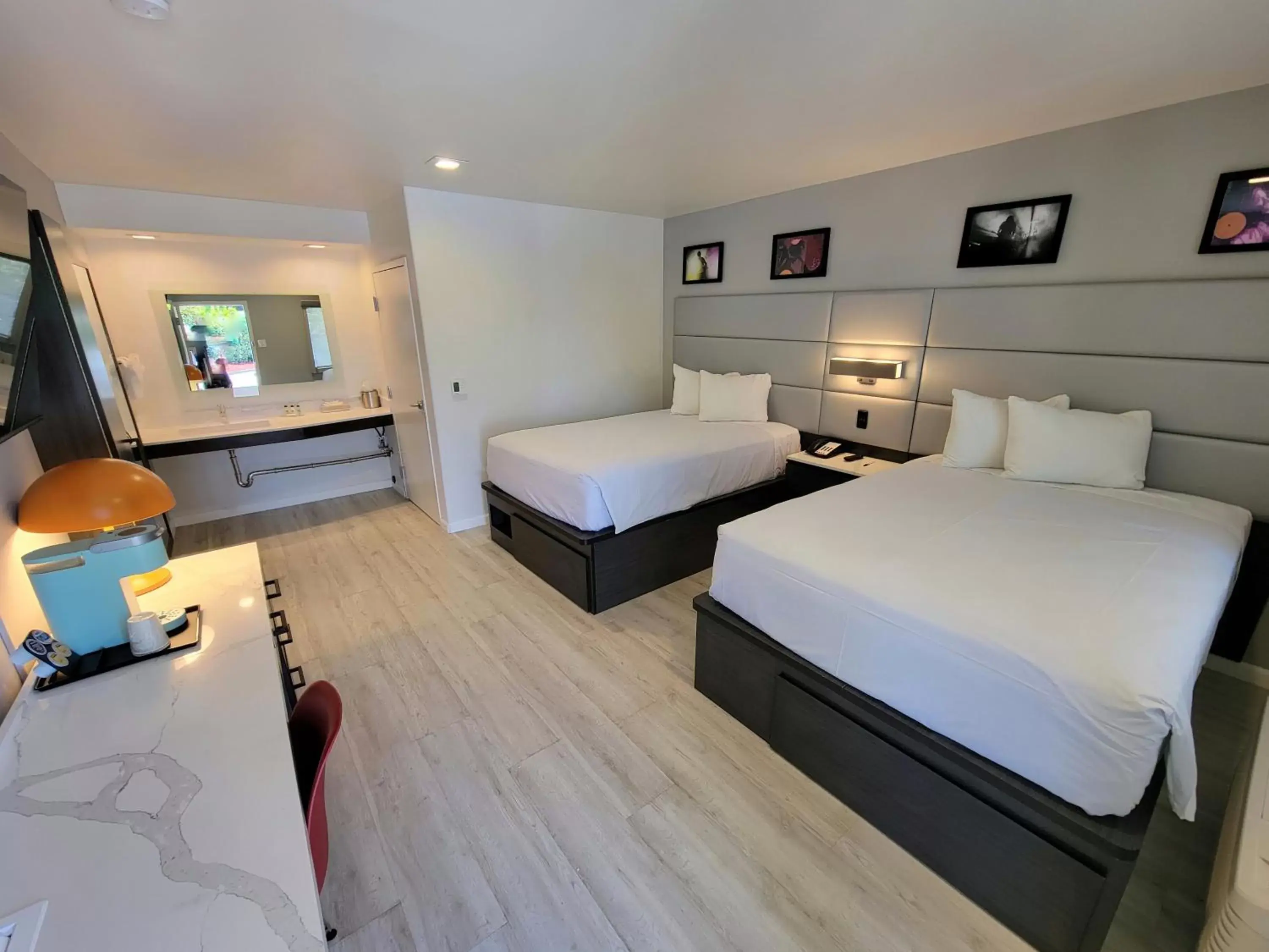 Bedroom, Bed in Signature Inn Santa Clara