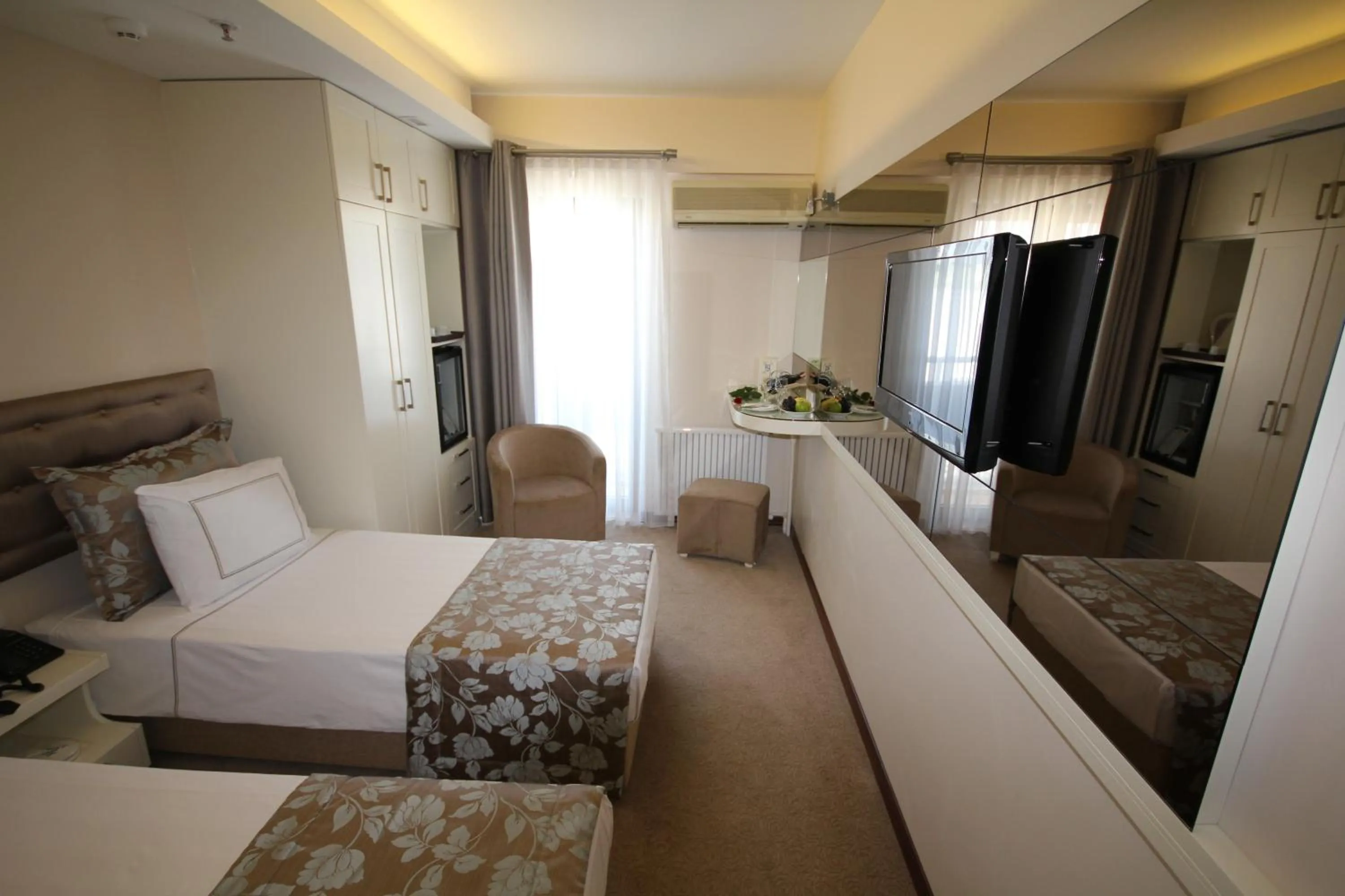 Photo of the whole room, Bed in Grand Washington Hotel