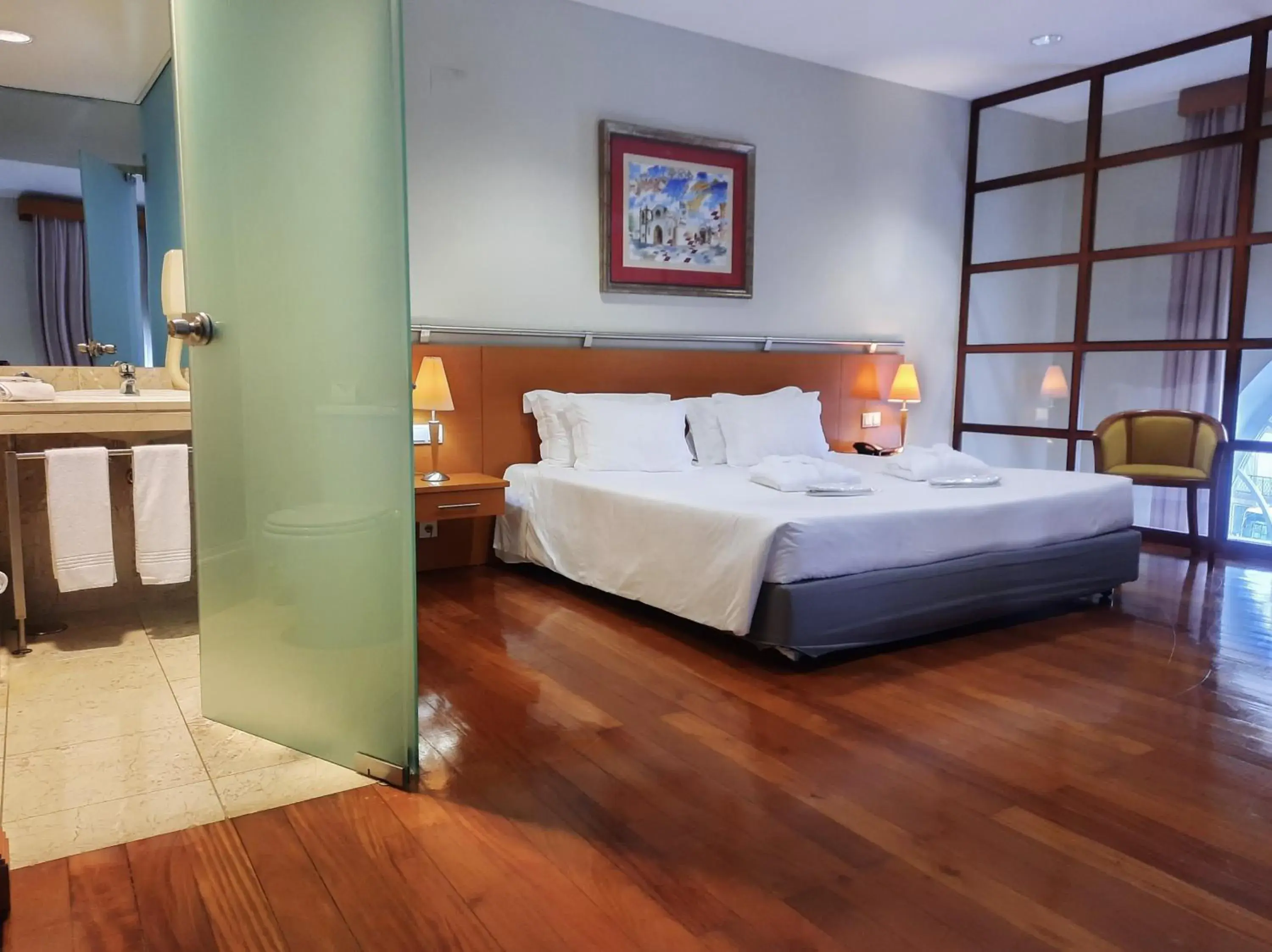 Toilet, Bed in Azoris Angra Garden – Plaza Hotel