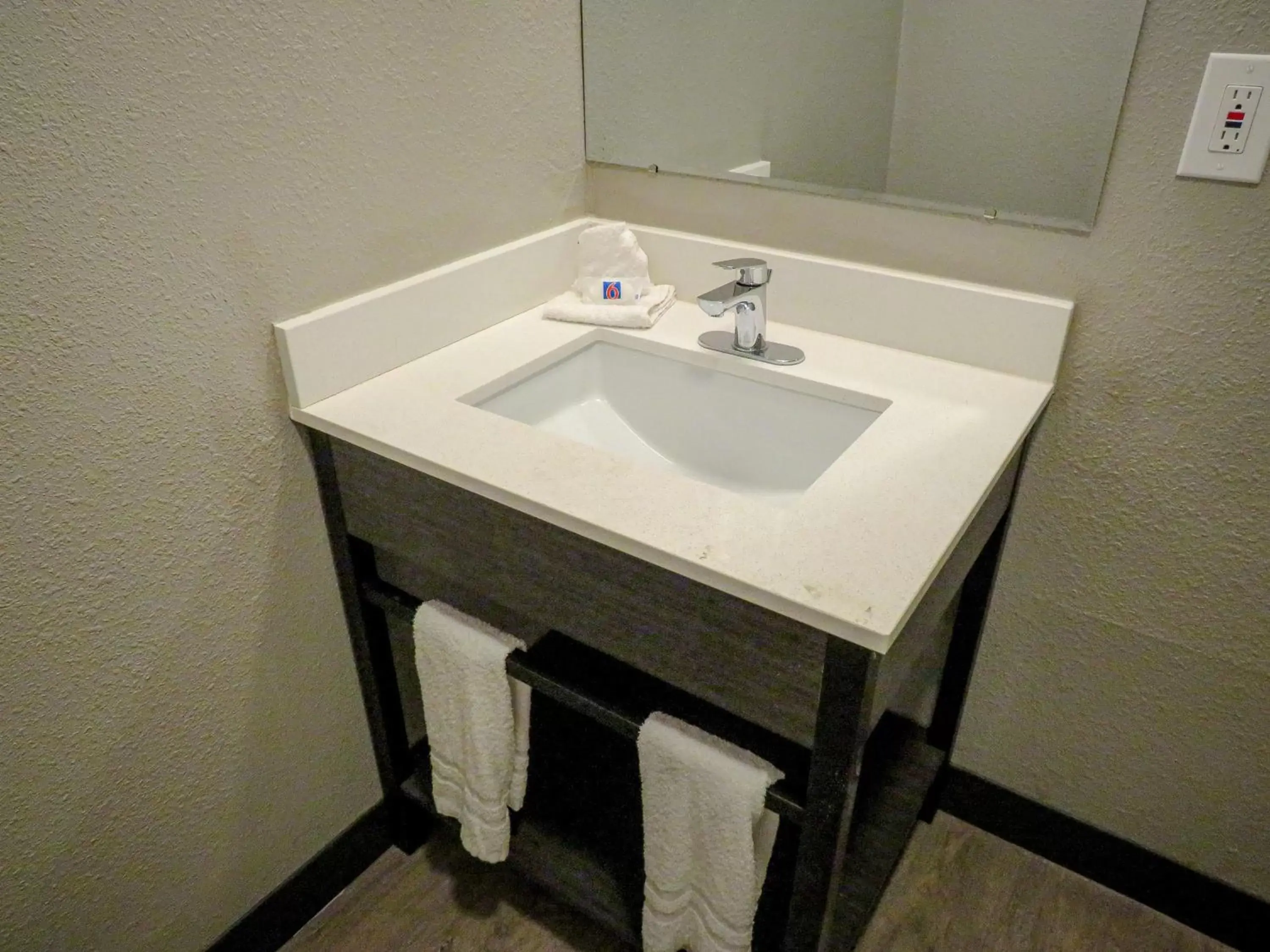 Bathroom in Motel 6 Tigard, Or - Portland Southwest