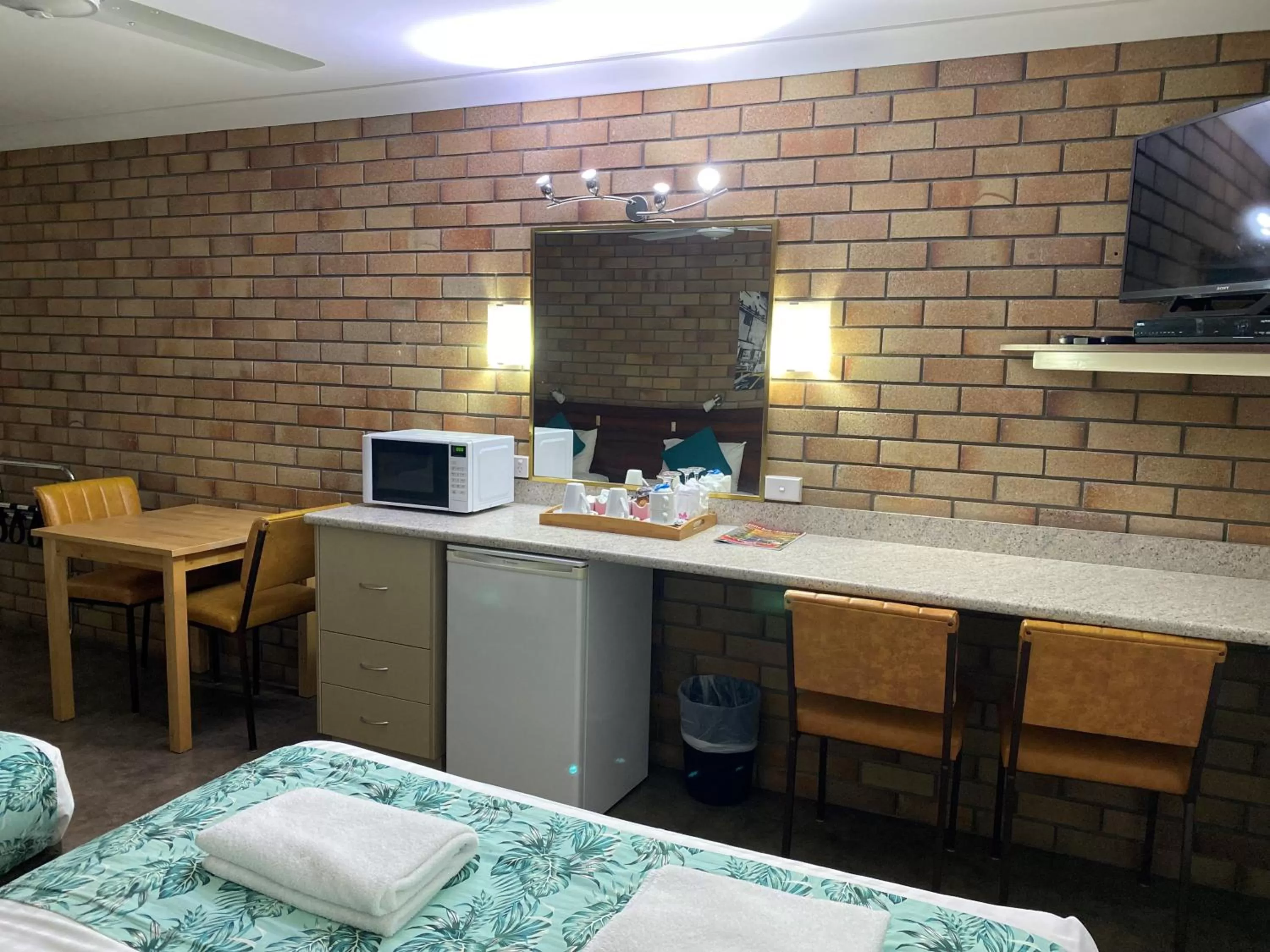 TV and multimedia in City View Motel