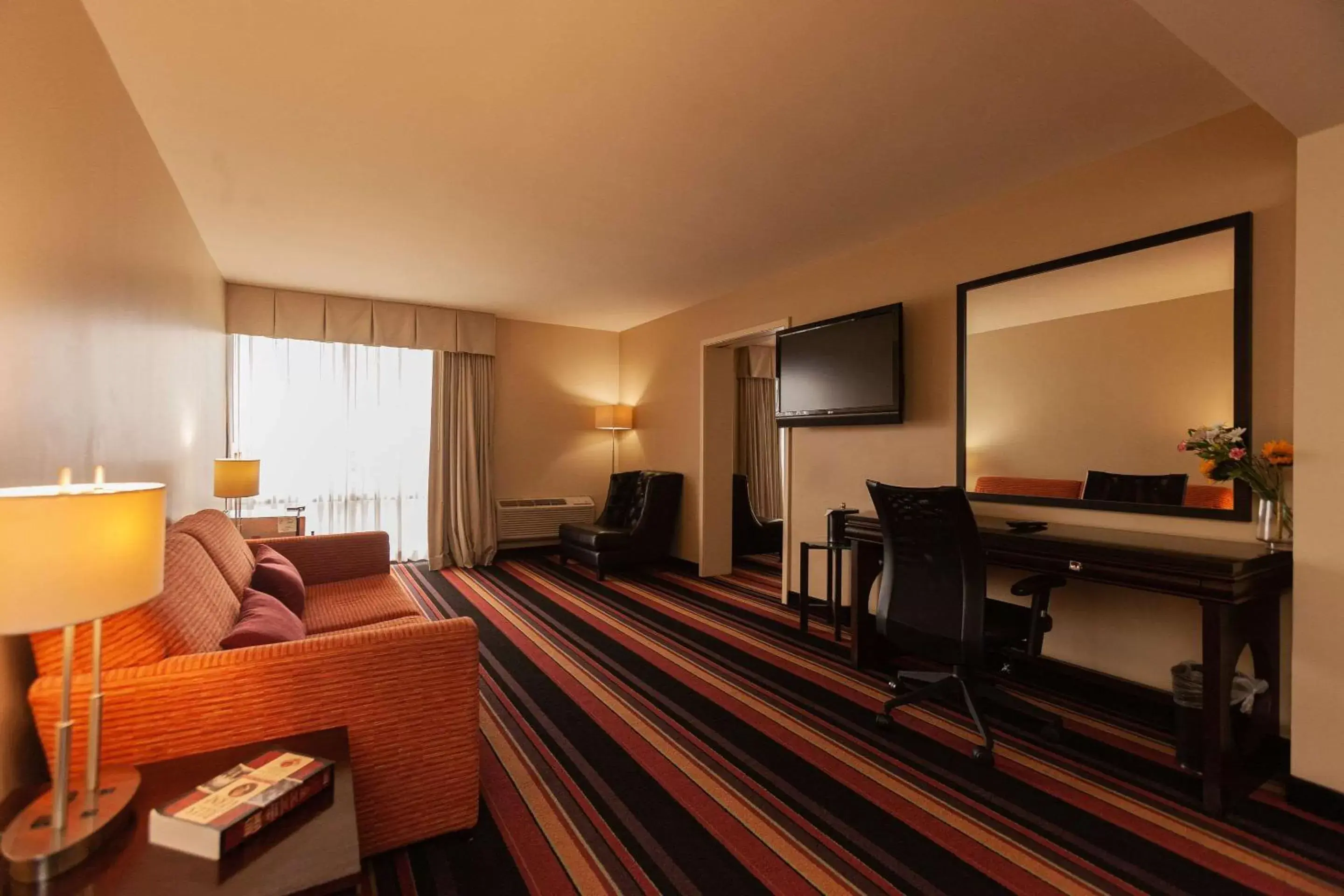 Bedroom, Seating Area in Clarion Hotel New Orleans - Airport & Conference Center