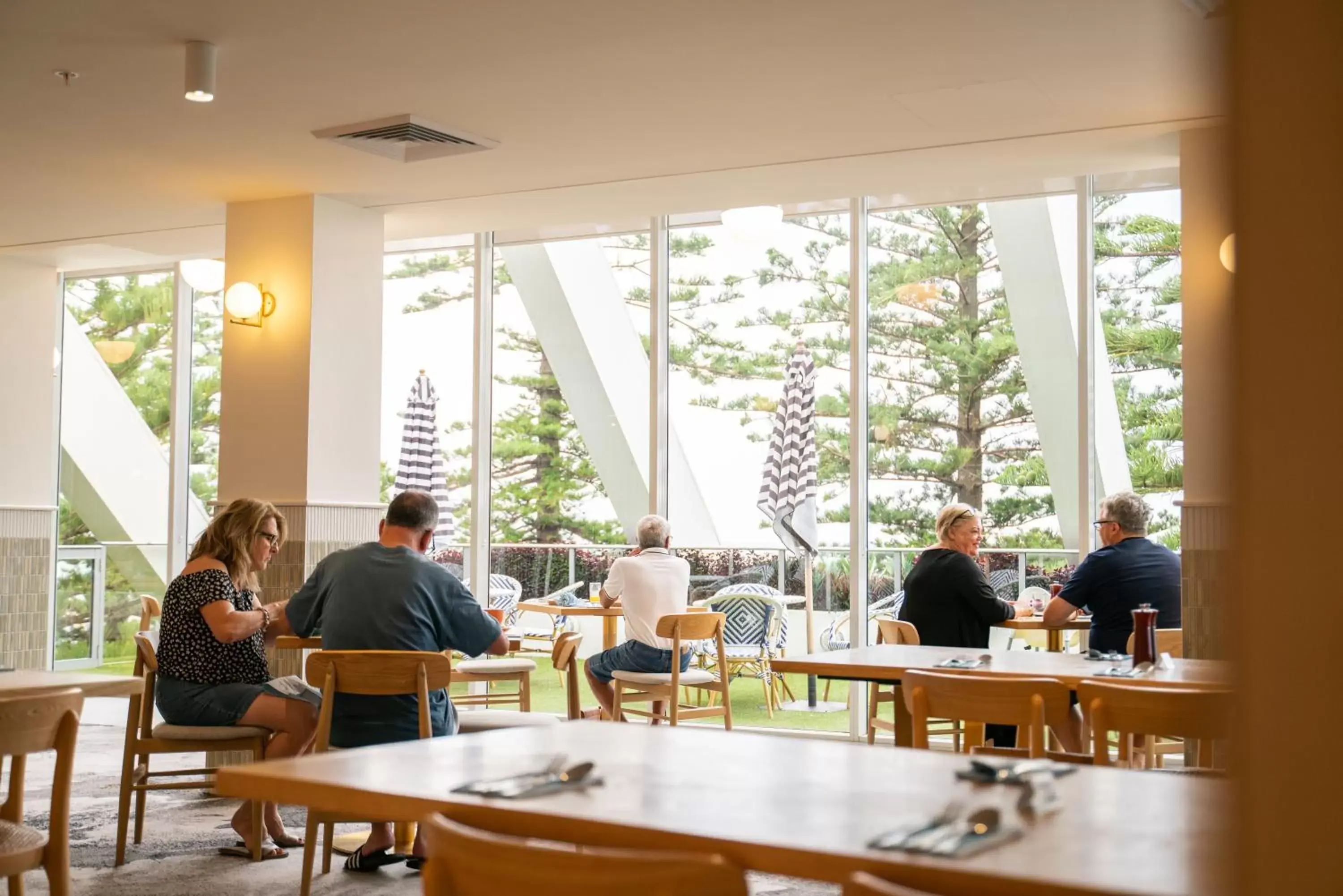 Restaurant/places to eat in Novotel Wollongong Northbeach