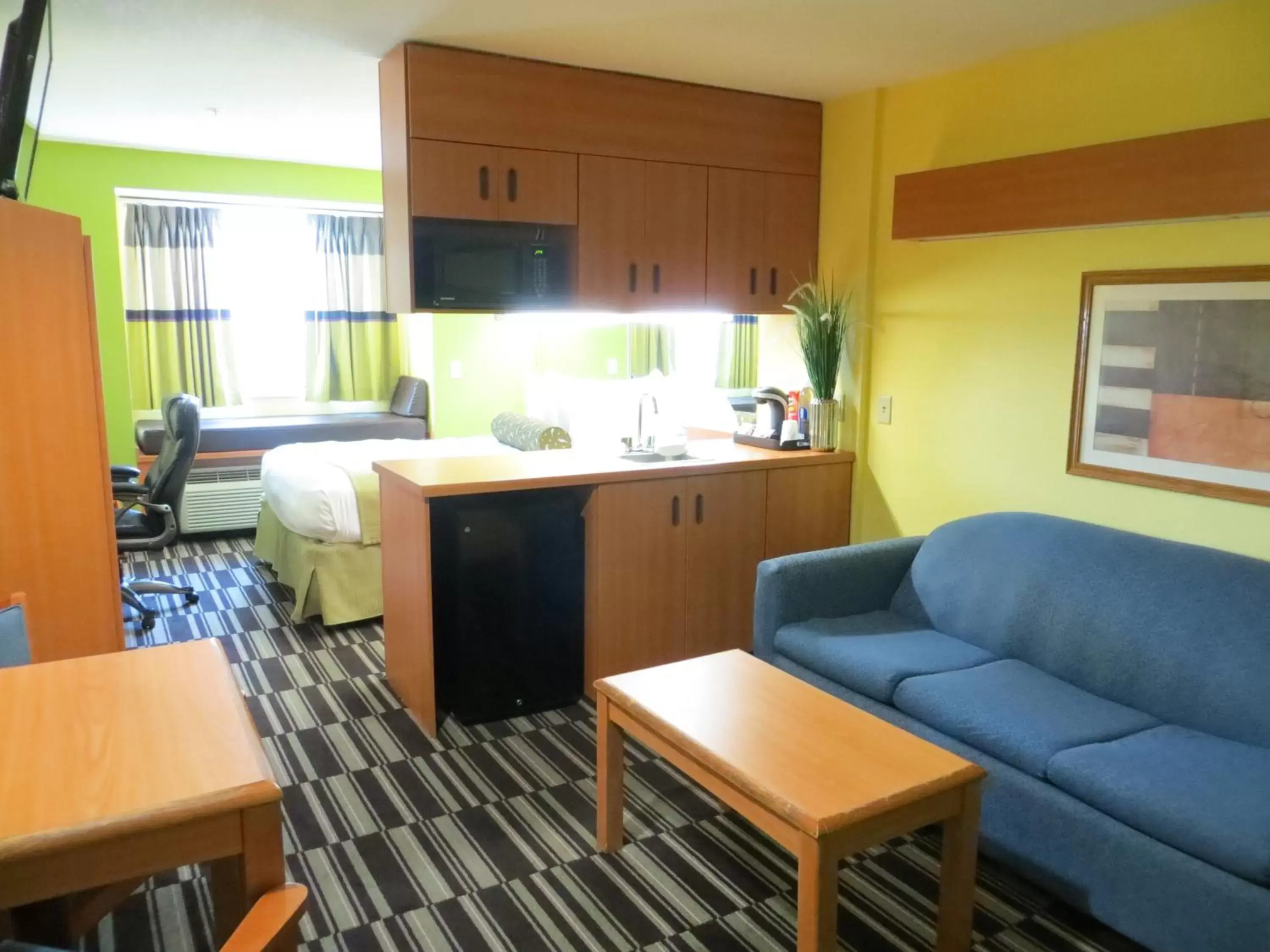 Photo of the whole room, Kitchen/Kitchenette in Microtel Inn & Suites by Wyndham Kingsland