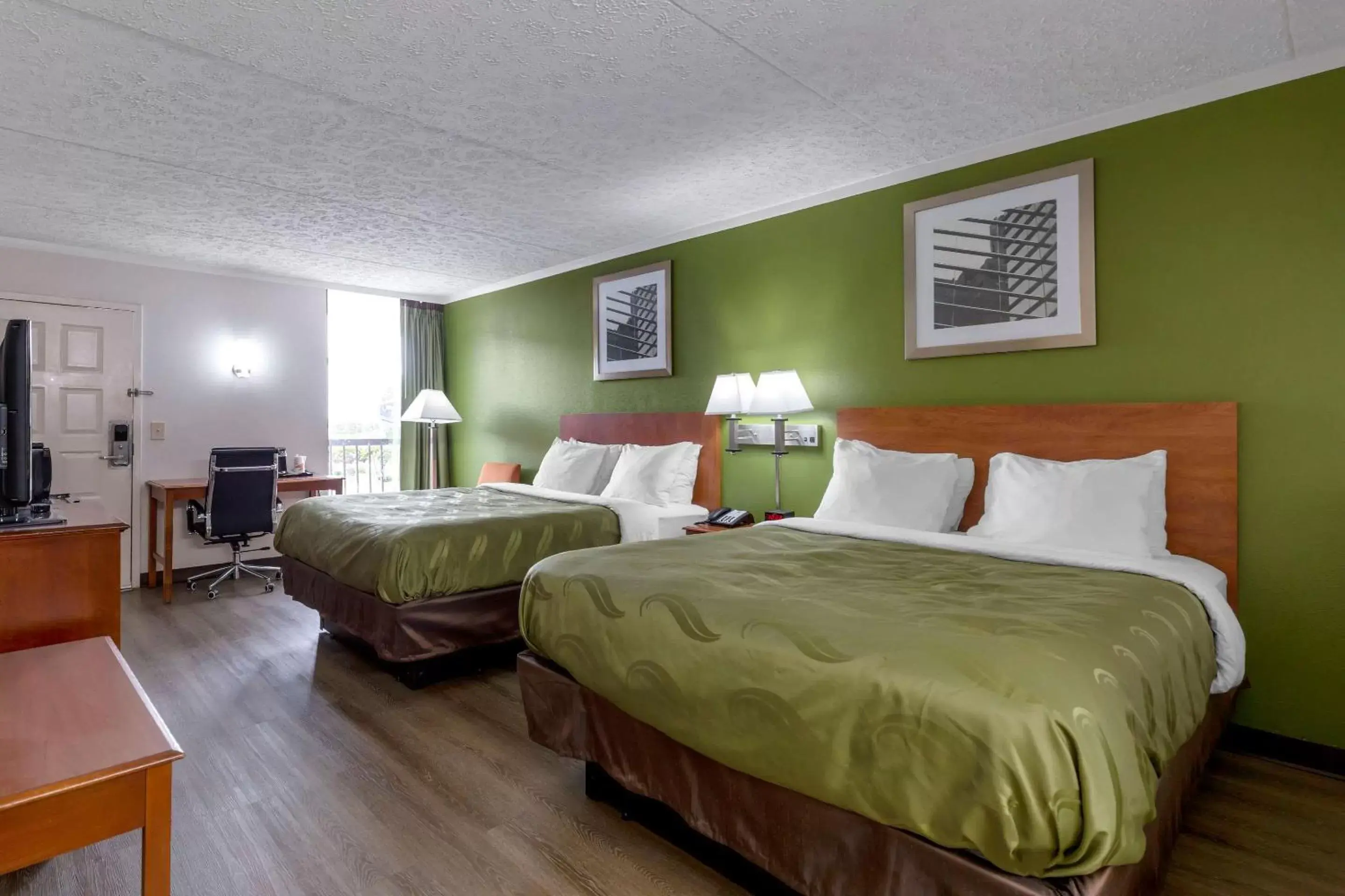 Bedroom, Bed in Quality Inn - Roxboro South