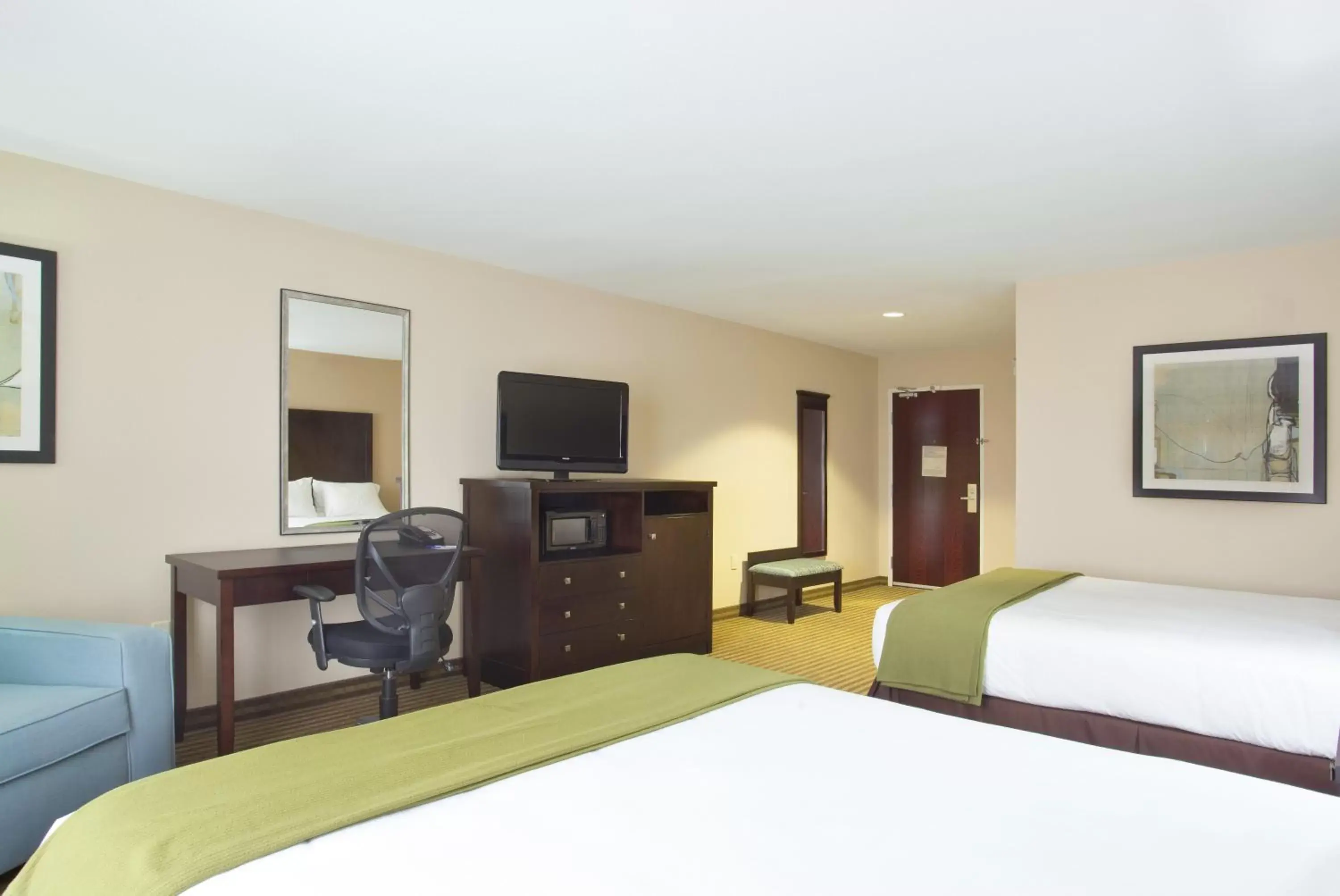 Photo of the whole room, Bed in Holiday Inn Express Le Roy, an IHG Hotel