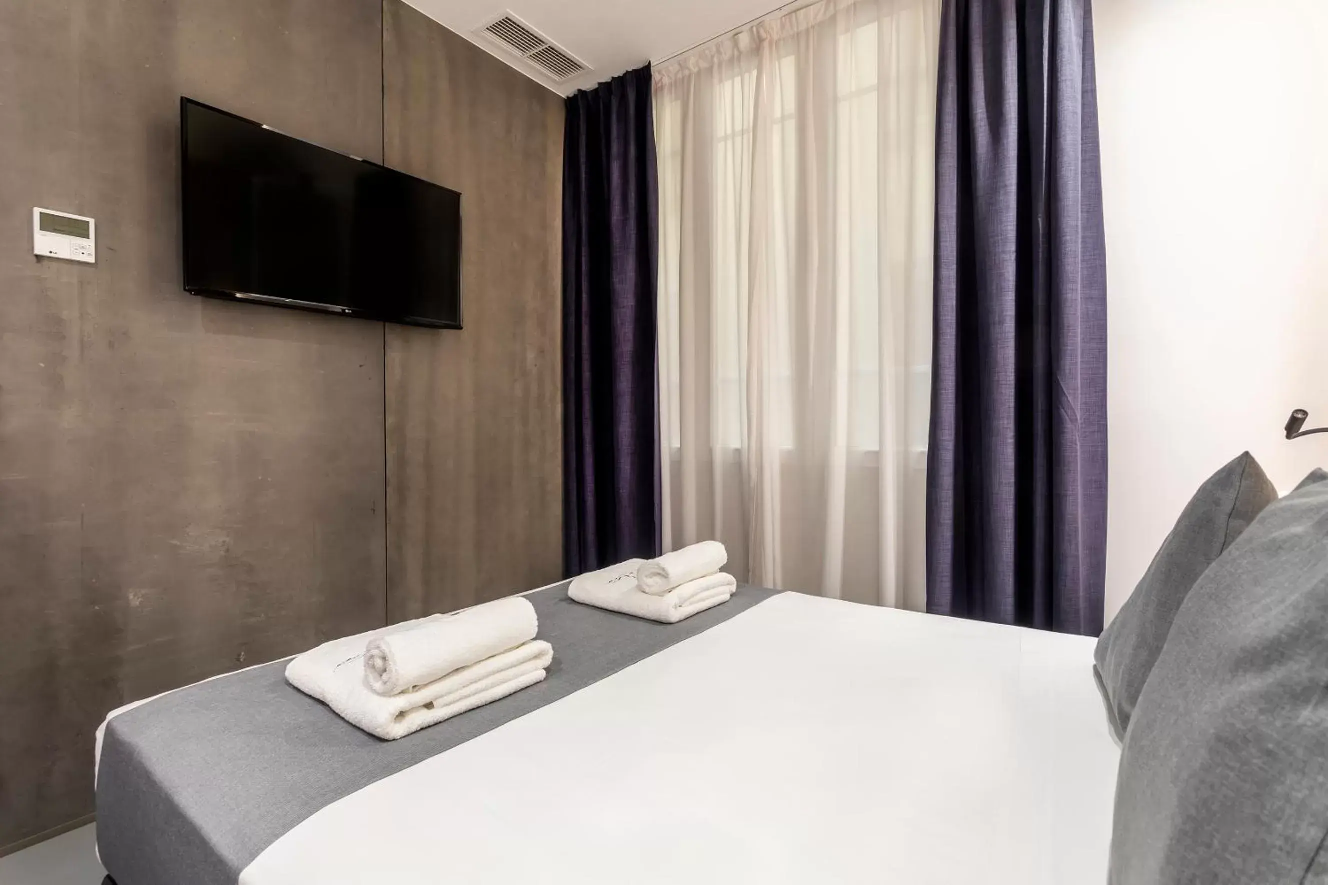 Bedroom, Bed in NALU Valencia Boutique Rooms