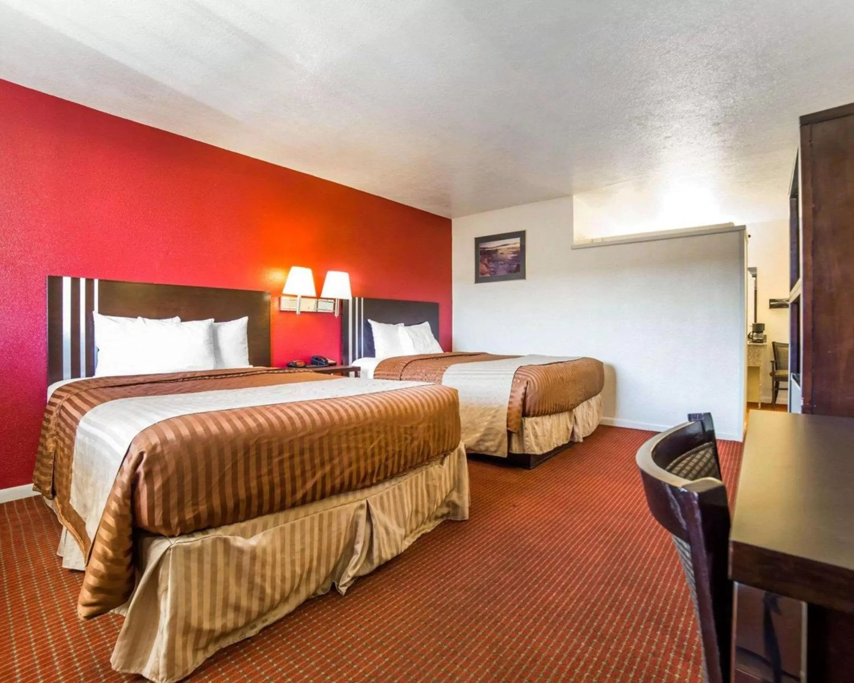 Photo of the whole room, Bed in Rodeway Inn at Lake Powell