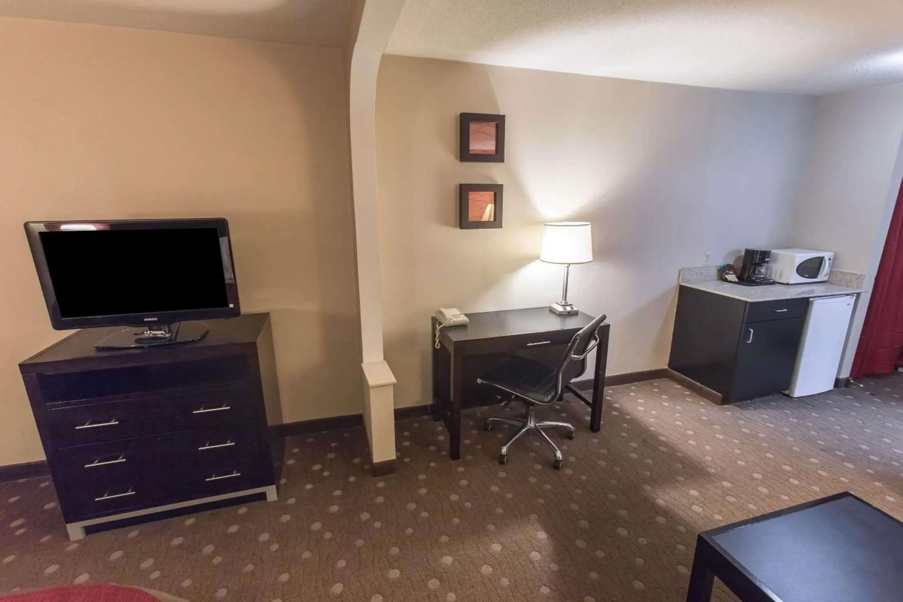 Photo of the whole room, TV/Entertainment Center in Comfort Inn Pittsburgh