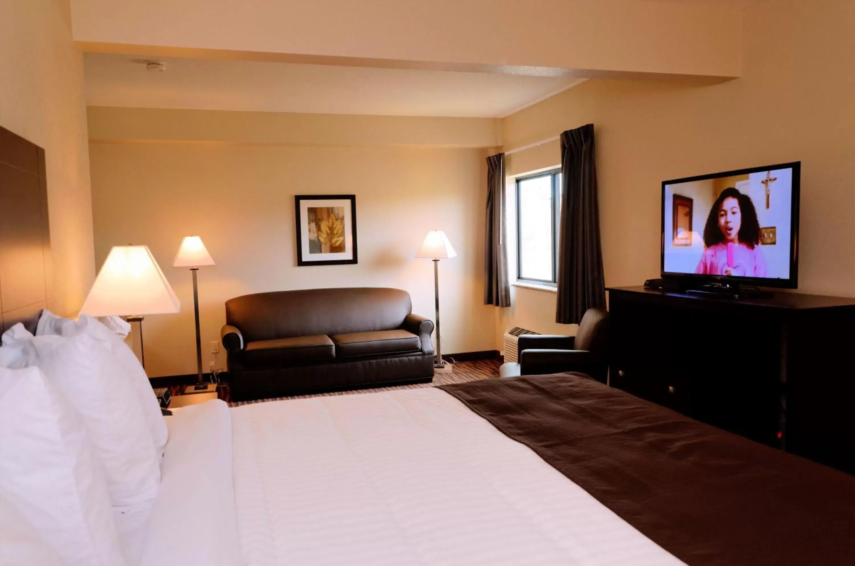 Bed, Room Photo in Cobblestone Inn & Suites - Holstein