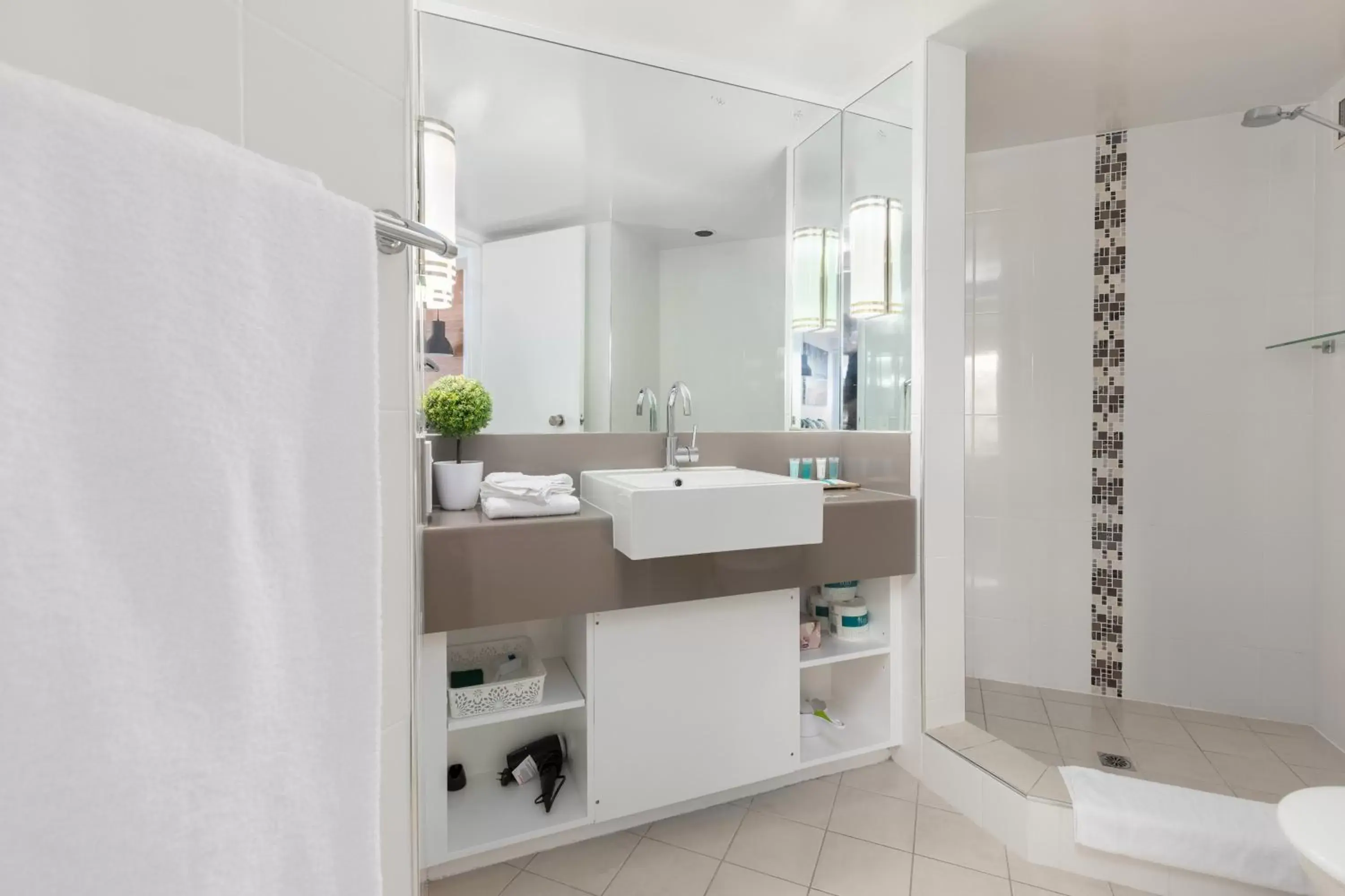 Bathroom in Charlesworth Bay Beach Resort