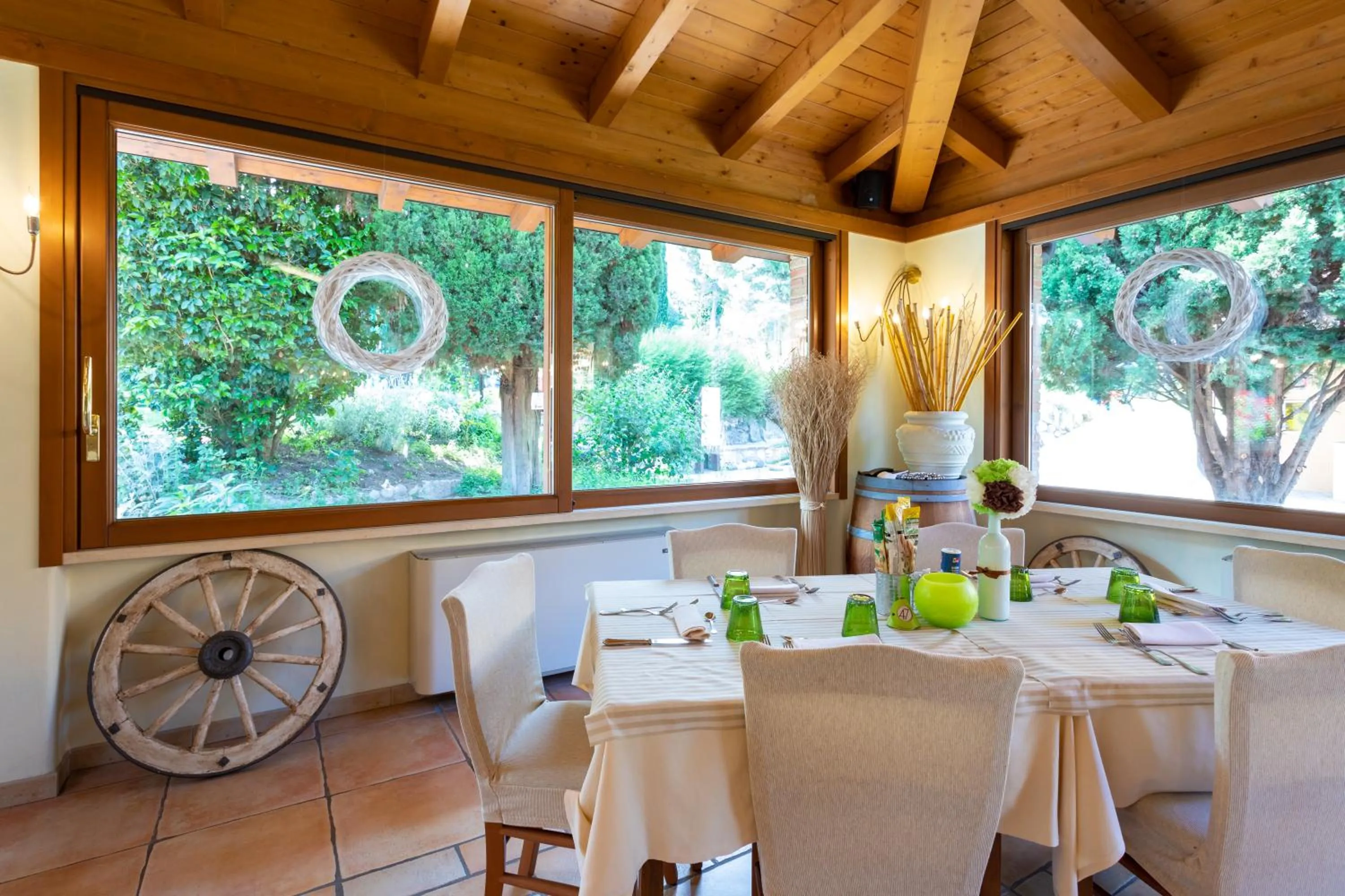 Restaurant/places to eat in West Garda Hotel