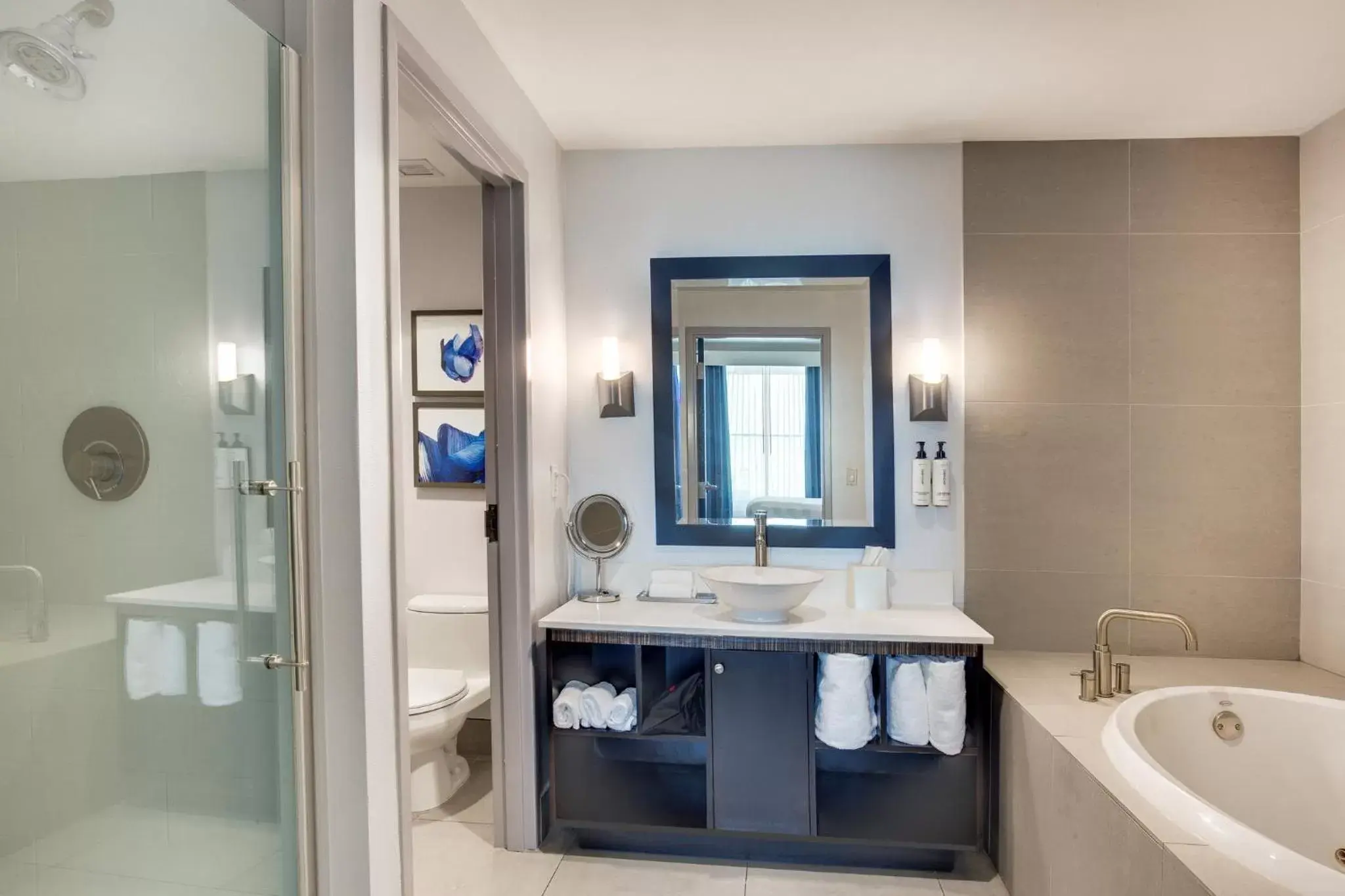 Photo of the whole room, Bathroom in Crowne Plaza Hotel & Resorts Fort Lauderdale Airport/ Cruise, an IHG Hotel