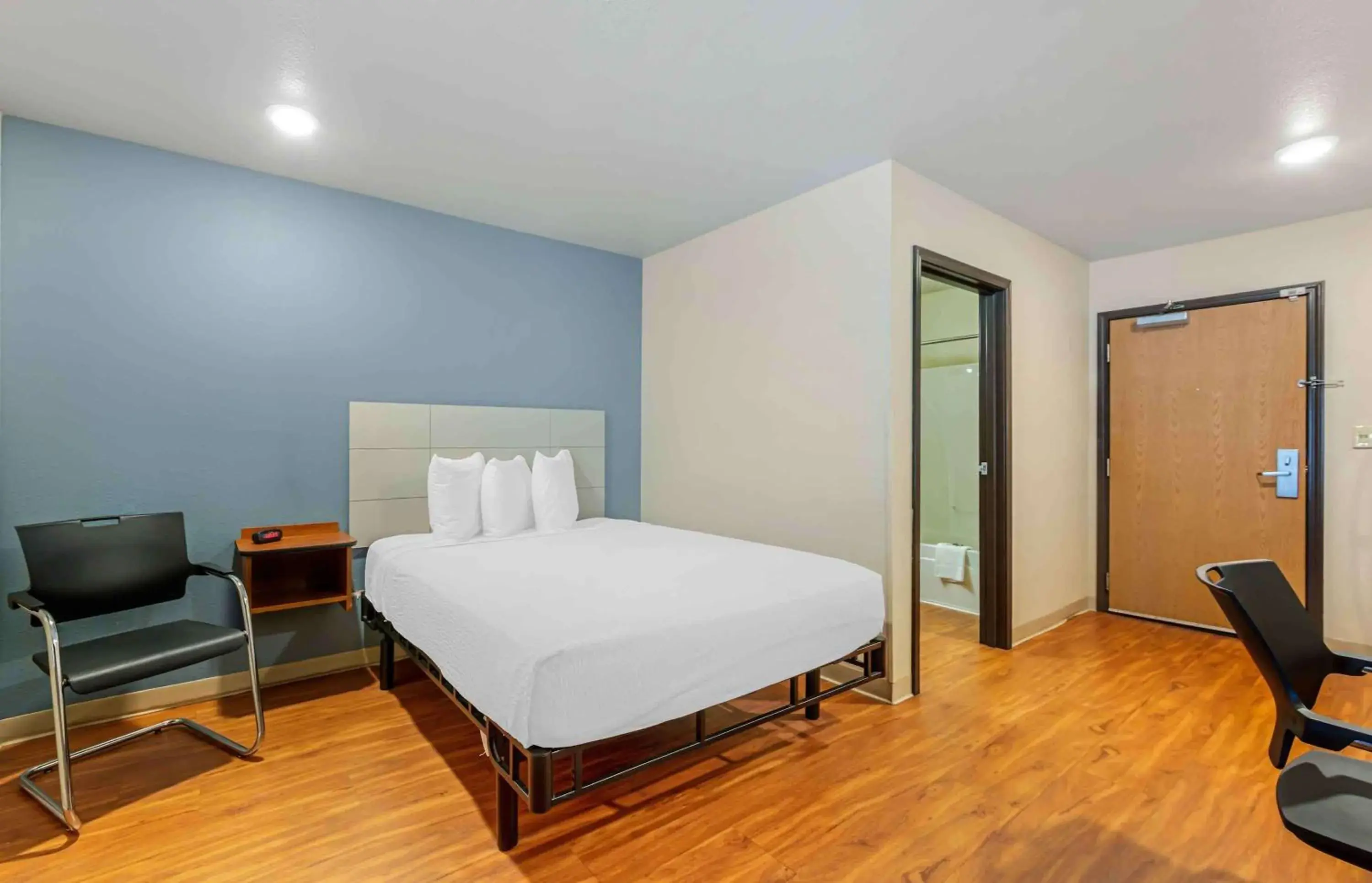Bedroom, Bed in Extended Stay America Select Suites - Fort Lauderdale - Airport - West