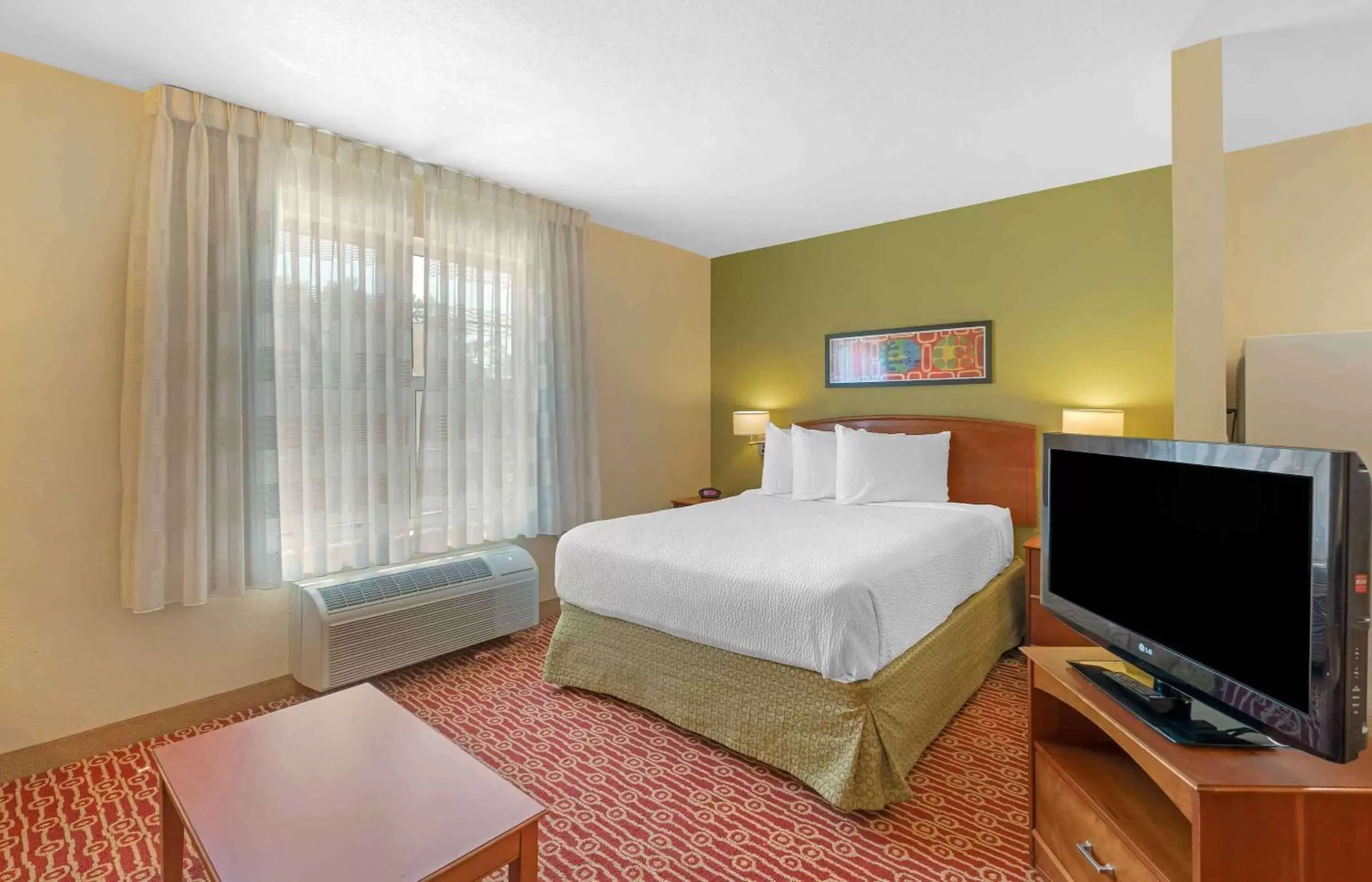 Bedroom, Bed in Extended Stay America Suites - Newport News - Yorktown