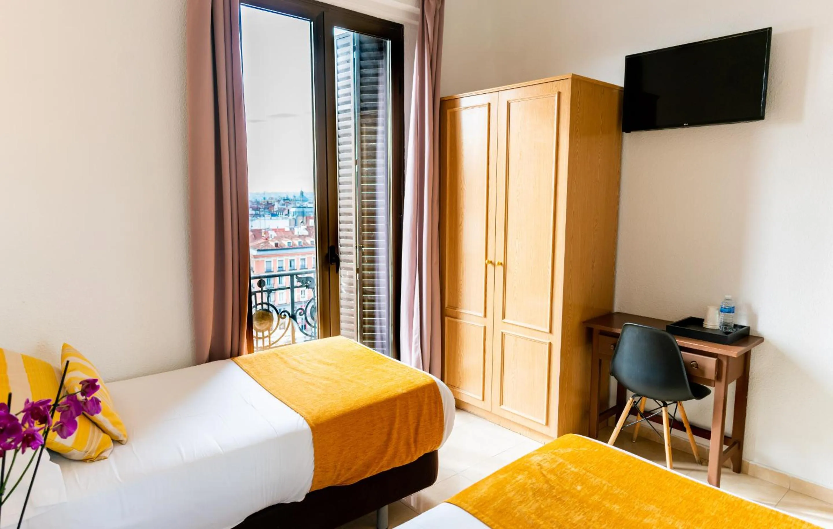 Bedroom, Bed in Hostal Josefina-Gran Vía