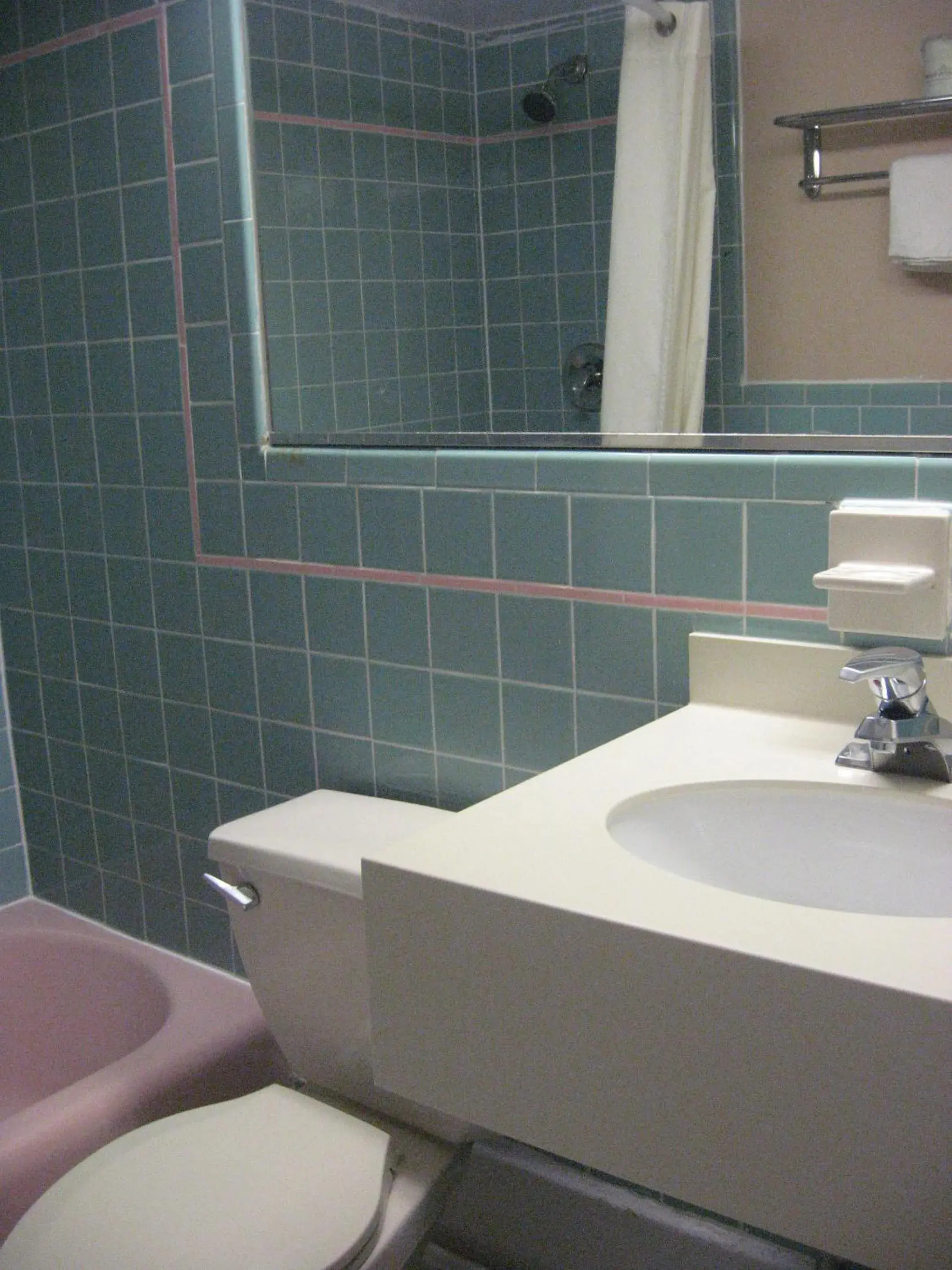 Bathroom in Atlantic Motor Inn Near Boardwalk