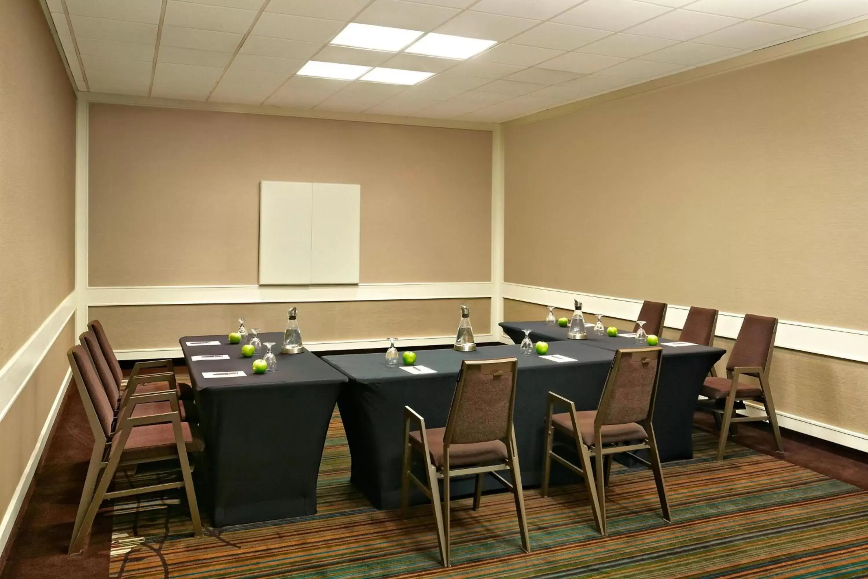 Meeting/conference room in Sheraton Cavalier Calgary Hotel