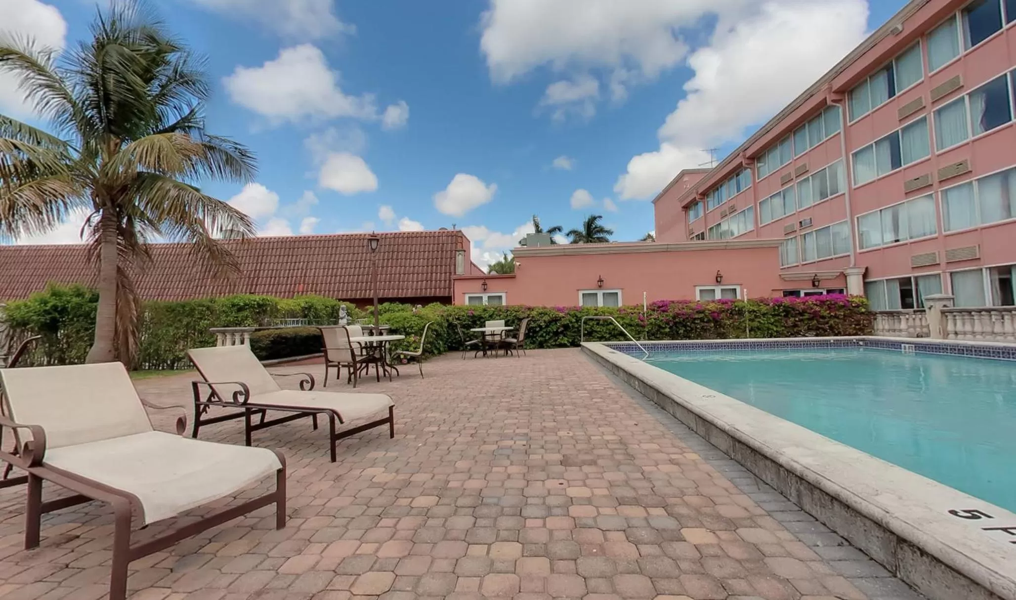 Swimming pool in Miami Gardens Inn & Suites