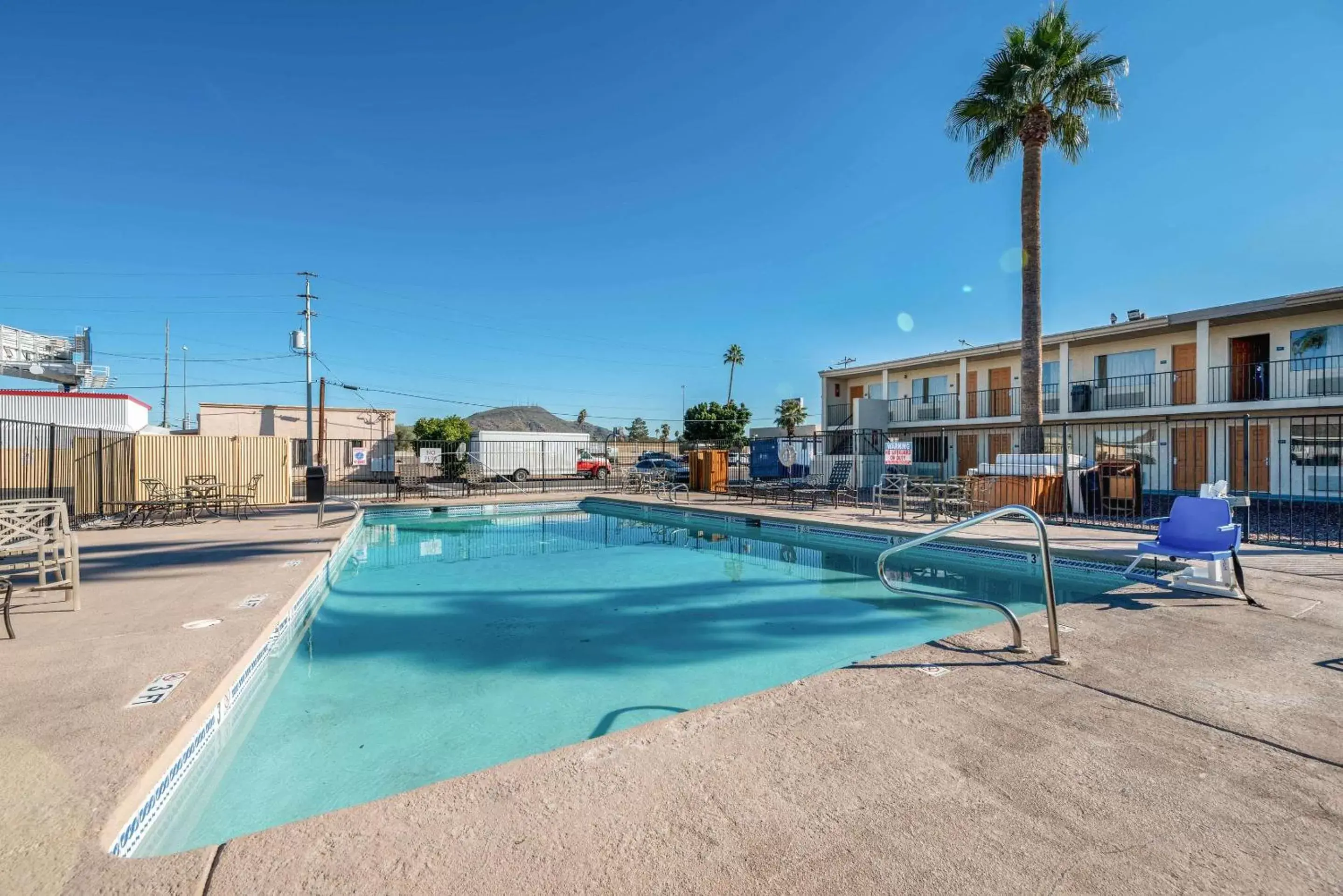 Swimming Pool in Rodeway Inn Phoenix North I-17