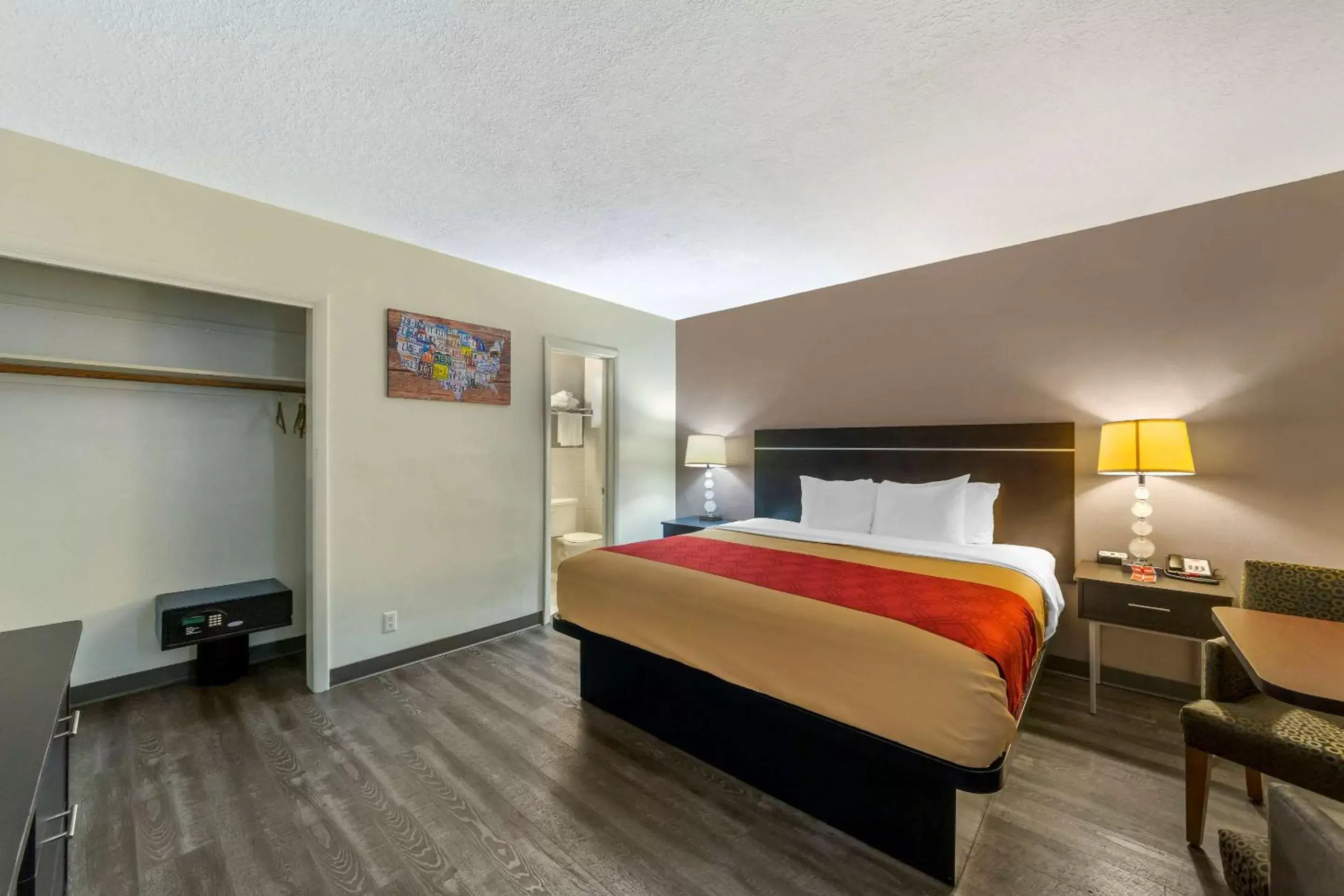Bedroom, Bed in Econo Lodge Hollywood-Ft Lauderdale International Airport