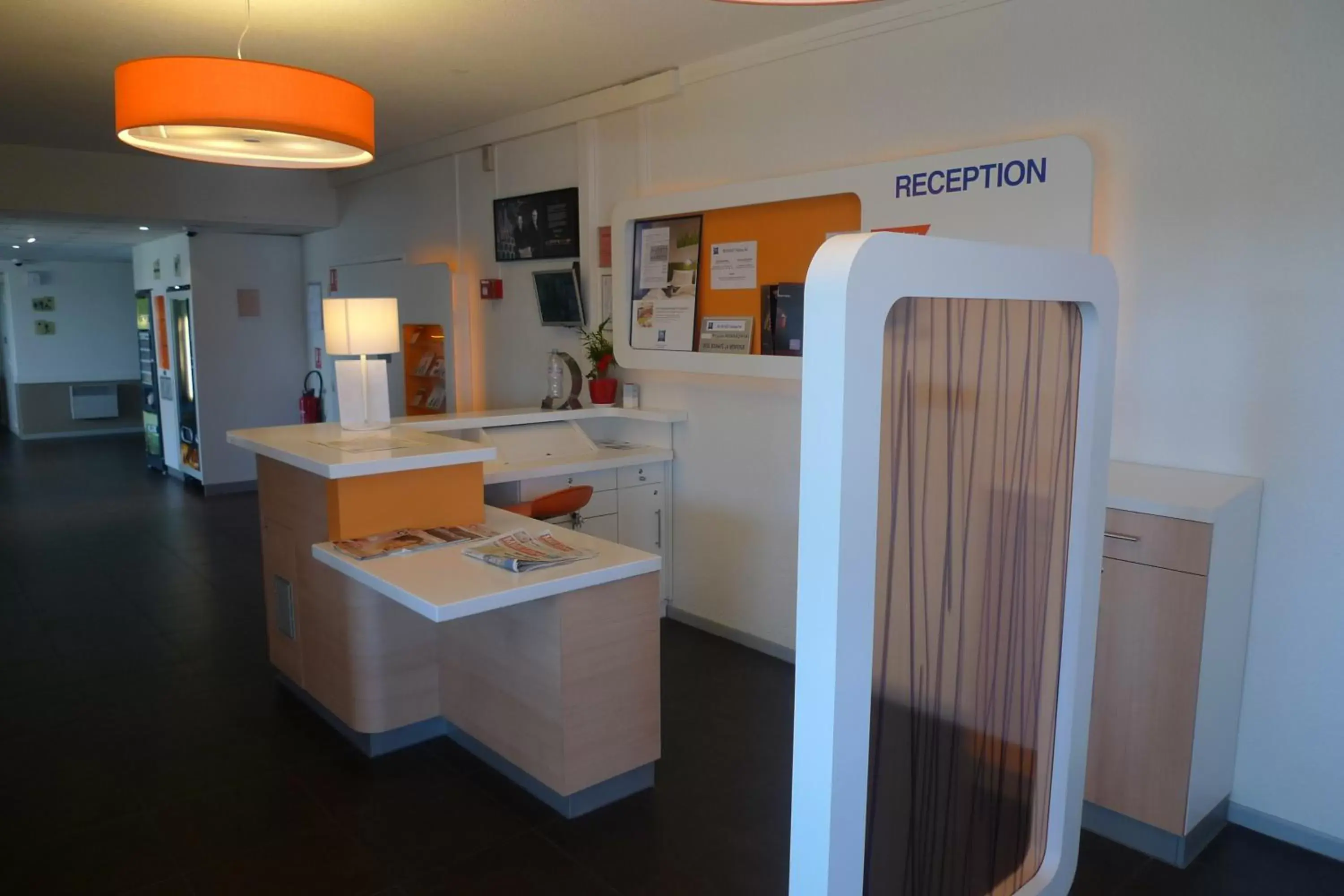 Lobby or reception, Kitchen/Kitchenette in ibis budget Narbonne Sud A9/A61