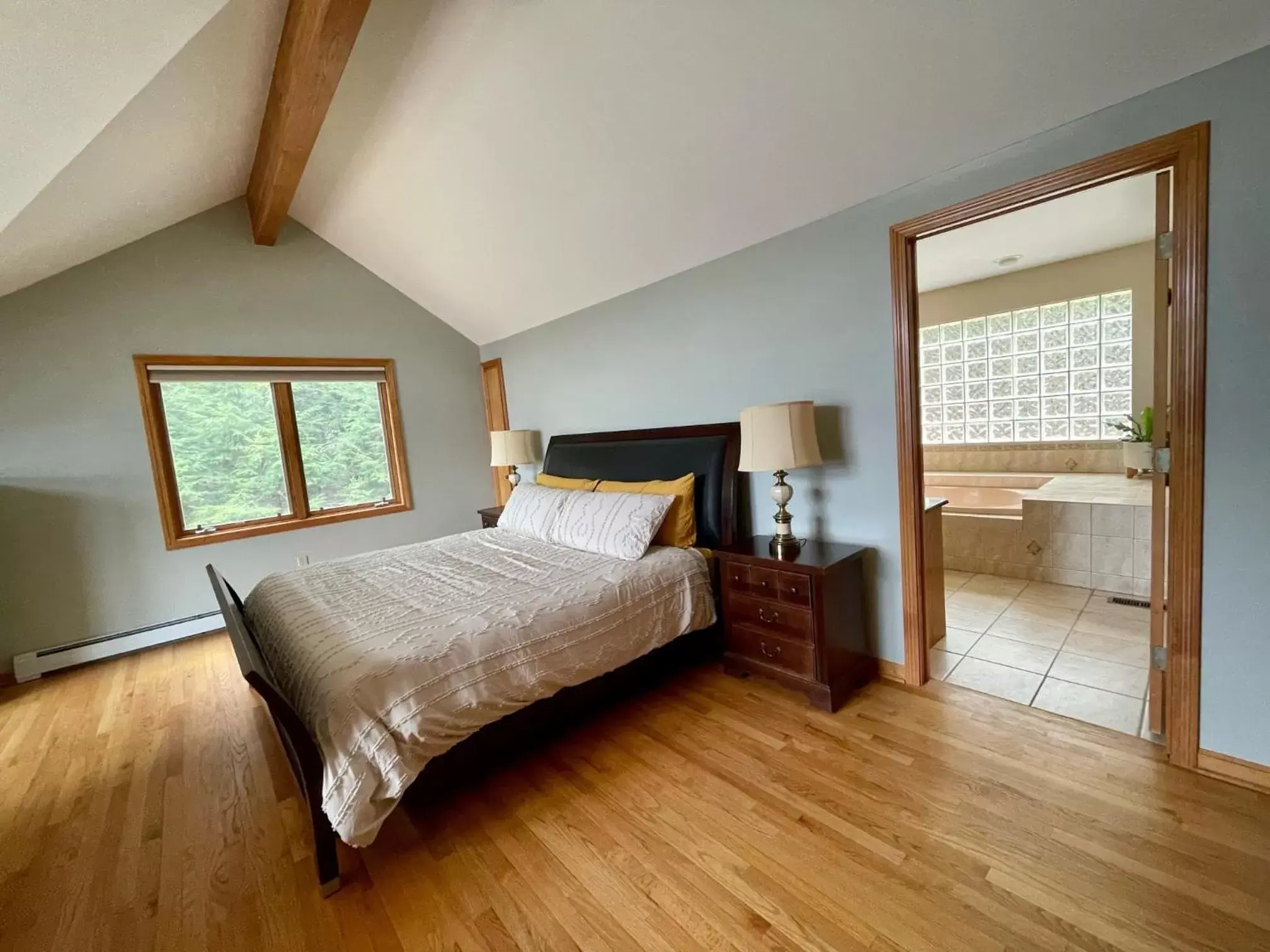 Bedroom, Bed in Hill View Motel and Cottages