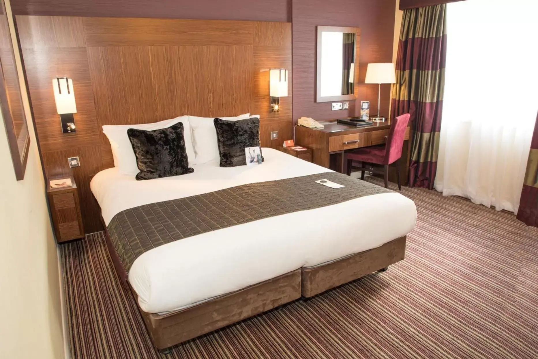 Standard Double or Twin Room in Crowne Plaza London - Gatwick Airport, an IHG Hotel Standard Double or Twin Room in Crowne Plaza London - Gatwick Airport, an IHG Hotel