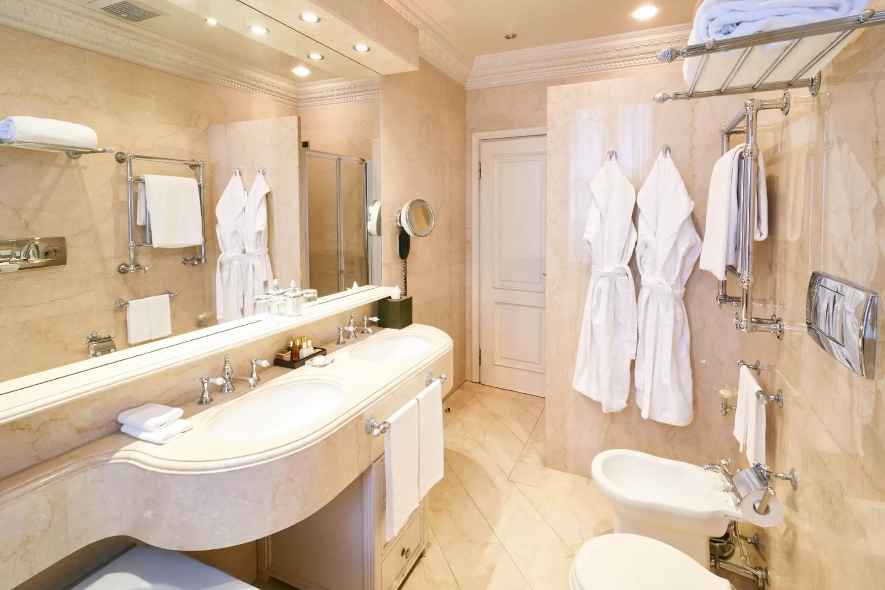 Shower, Bathroom in Hotel de la Ville Monza - Small Luxury Hotels of the World