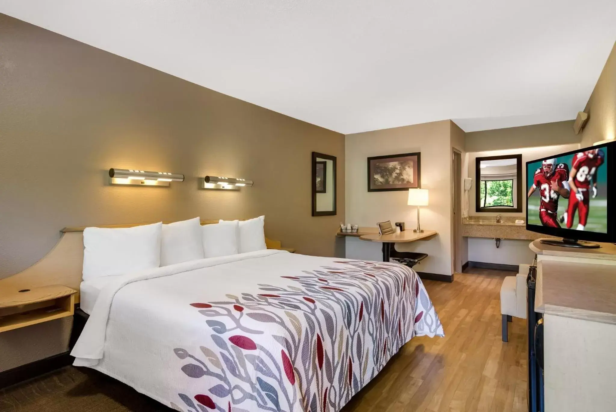 Bedroom, Bed in Red Roof Inn Asheville - Biltmore West