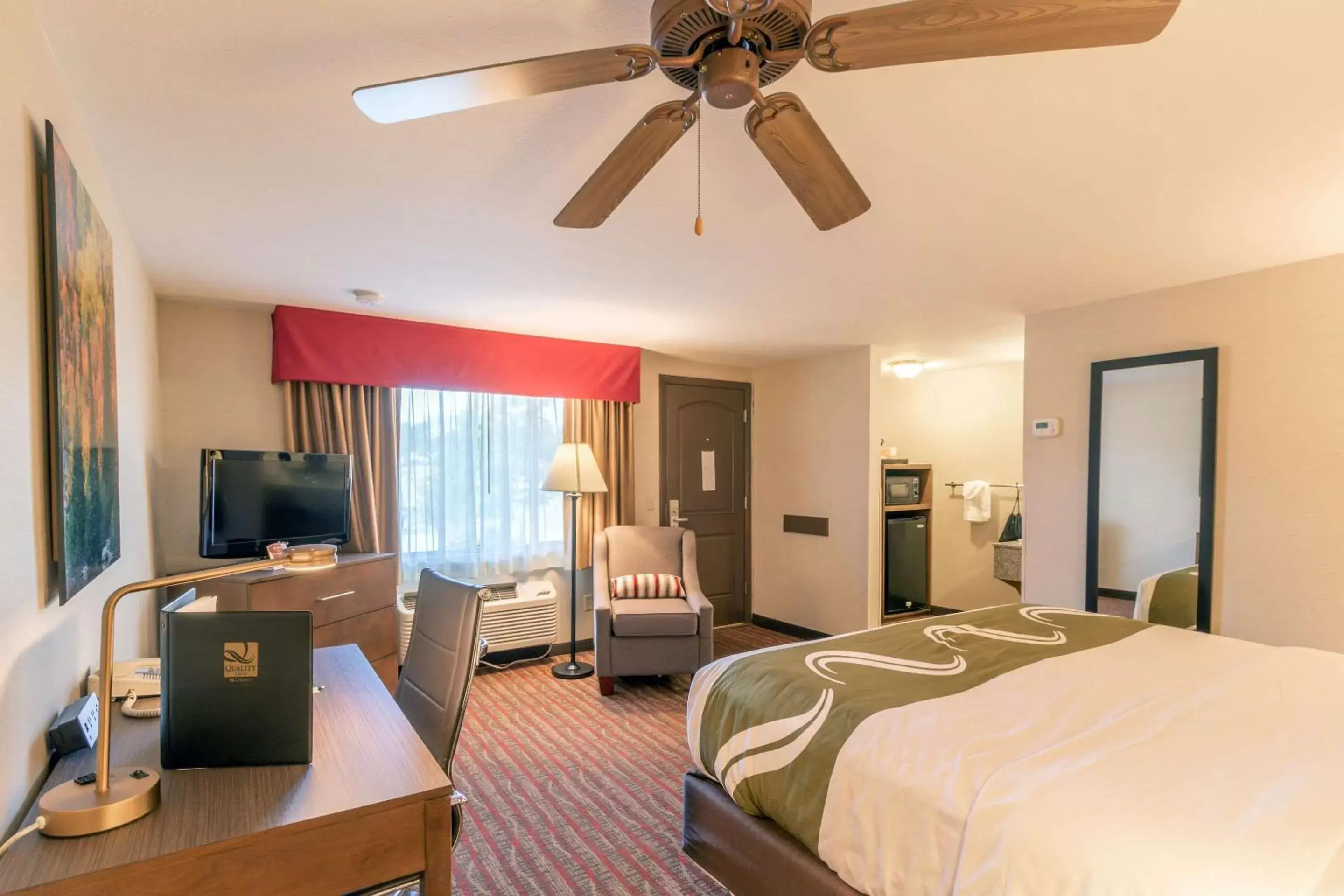 Bedroom, TV/Entertainment Center in Quality Inn near Rocky Mountain National Park