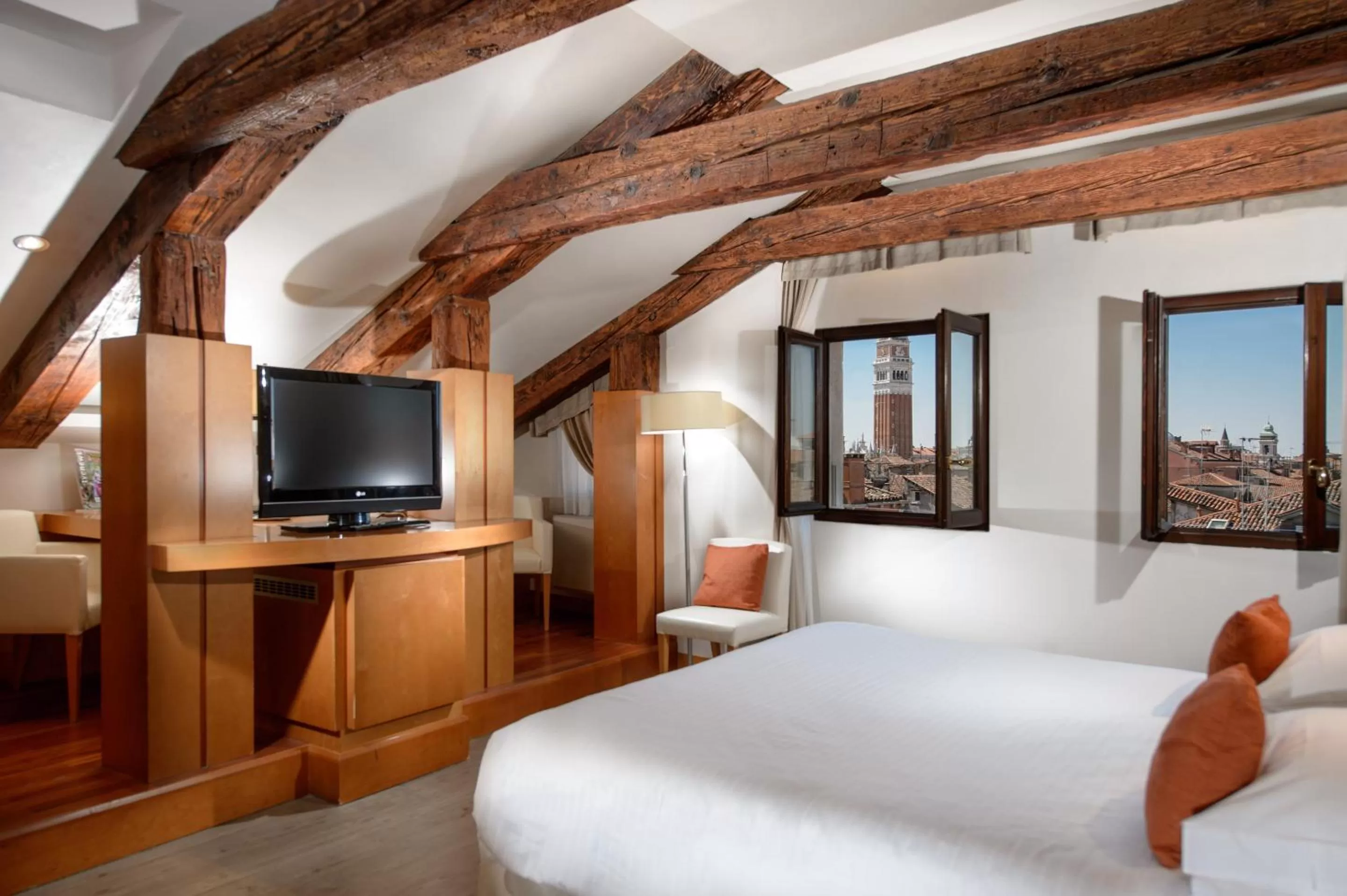 Photo of the whole room, Bed in Ruzzini Palace Hotel