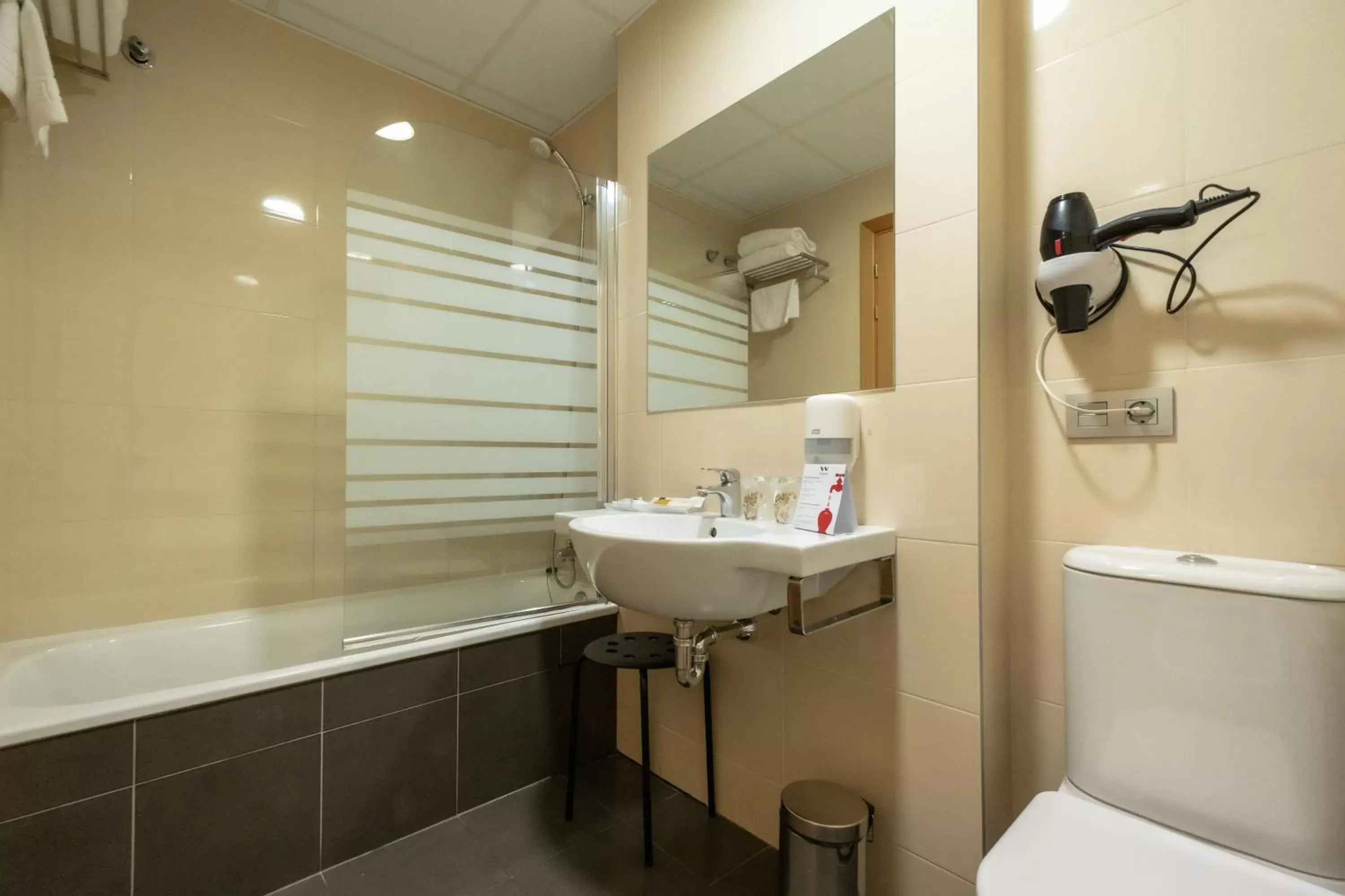 Bathroom in Hotel Abades Via Norte