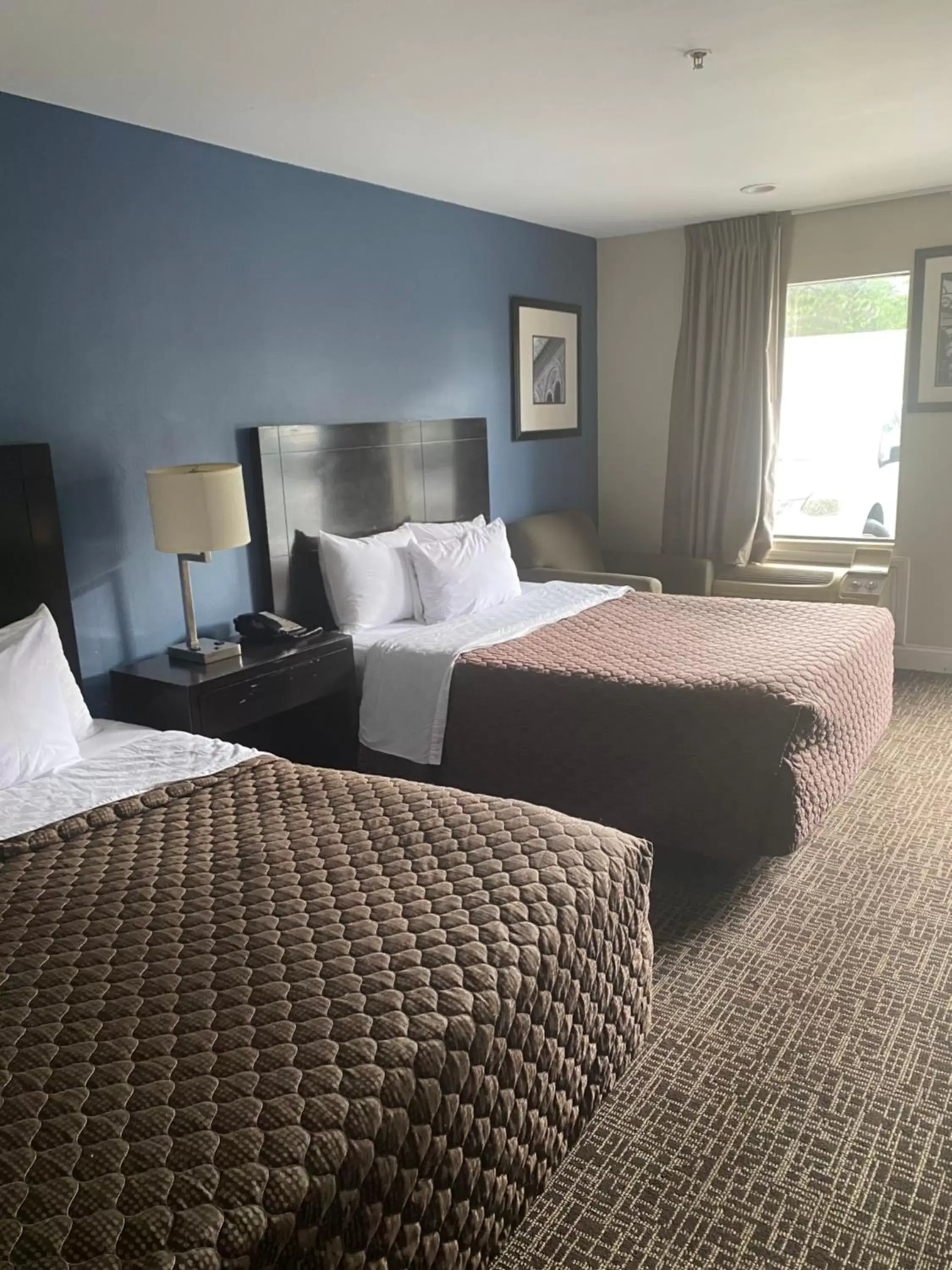 Bed in Fairview Inn - Greensboro Airport