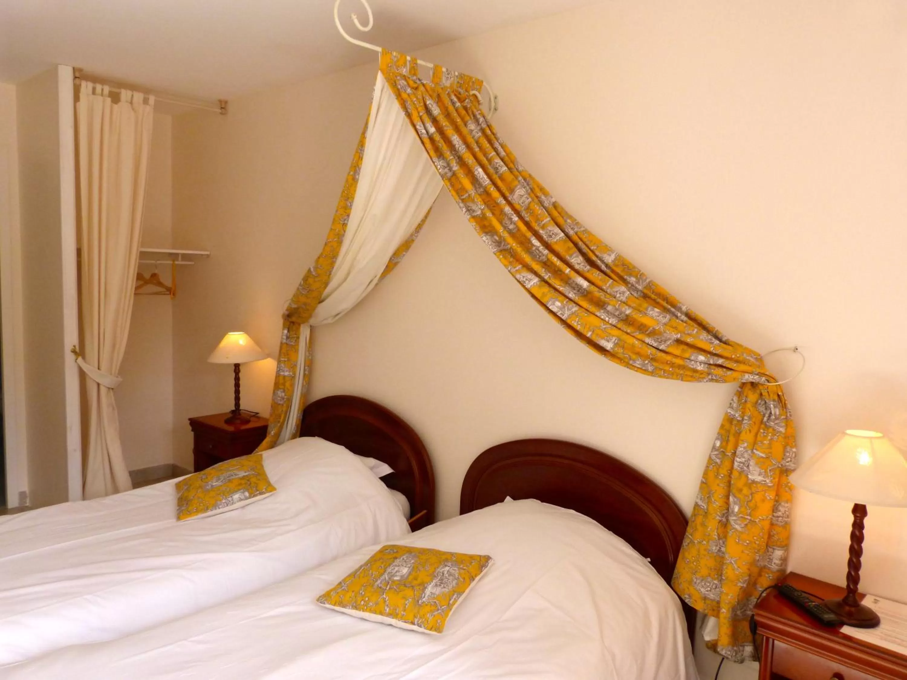 Photo of the whole room, Bed in Anjou Golf and Country Club