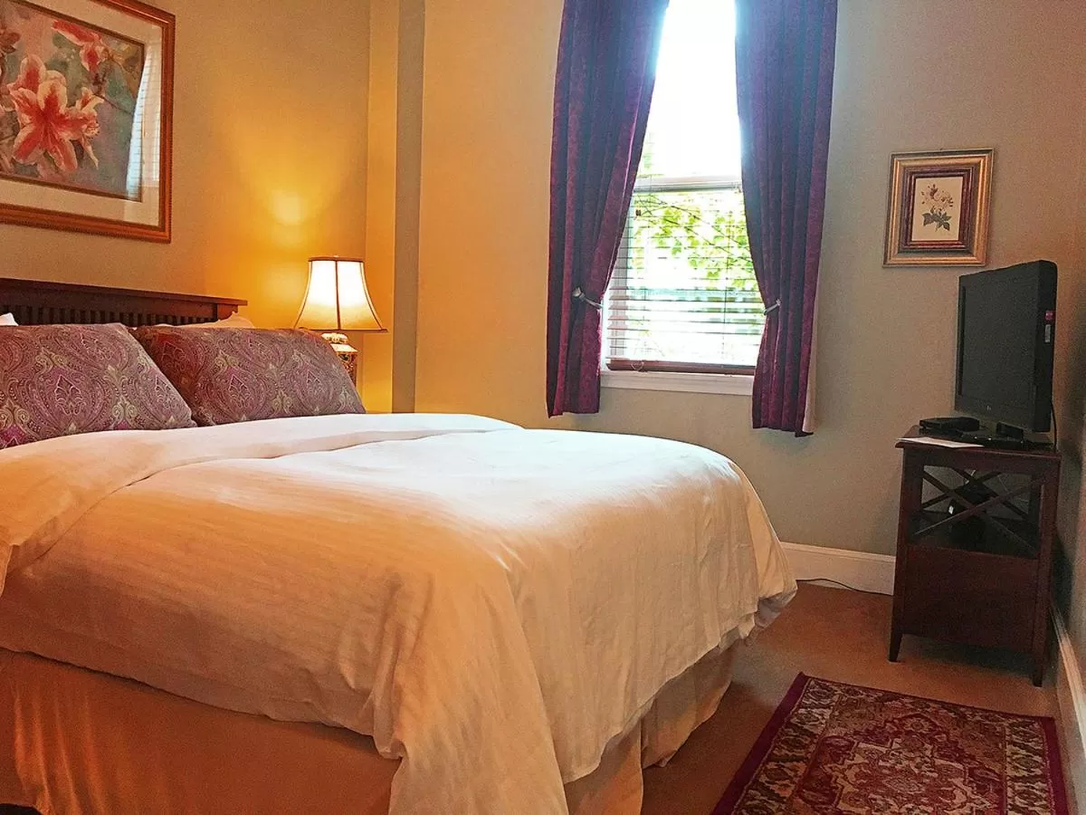 Bed in Morris House Hotel