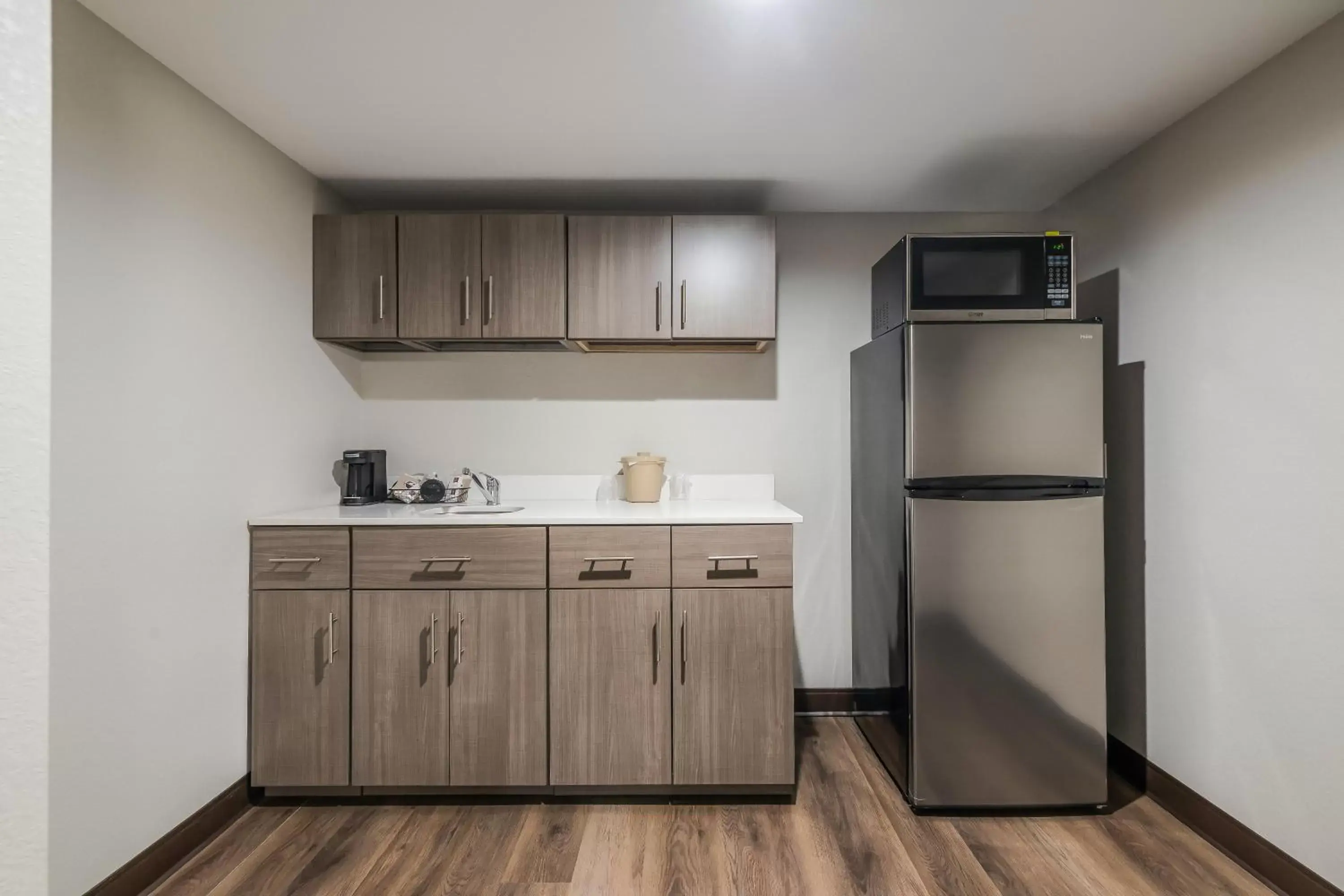 Bedroom, Kitchen/Kitchenette in Red Roof Inn & Suites Wildwood, FL