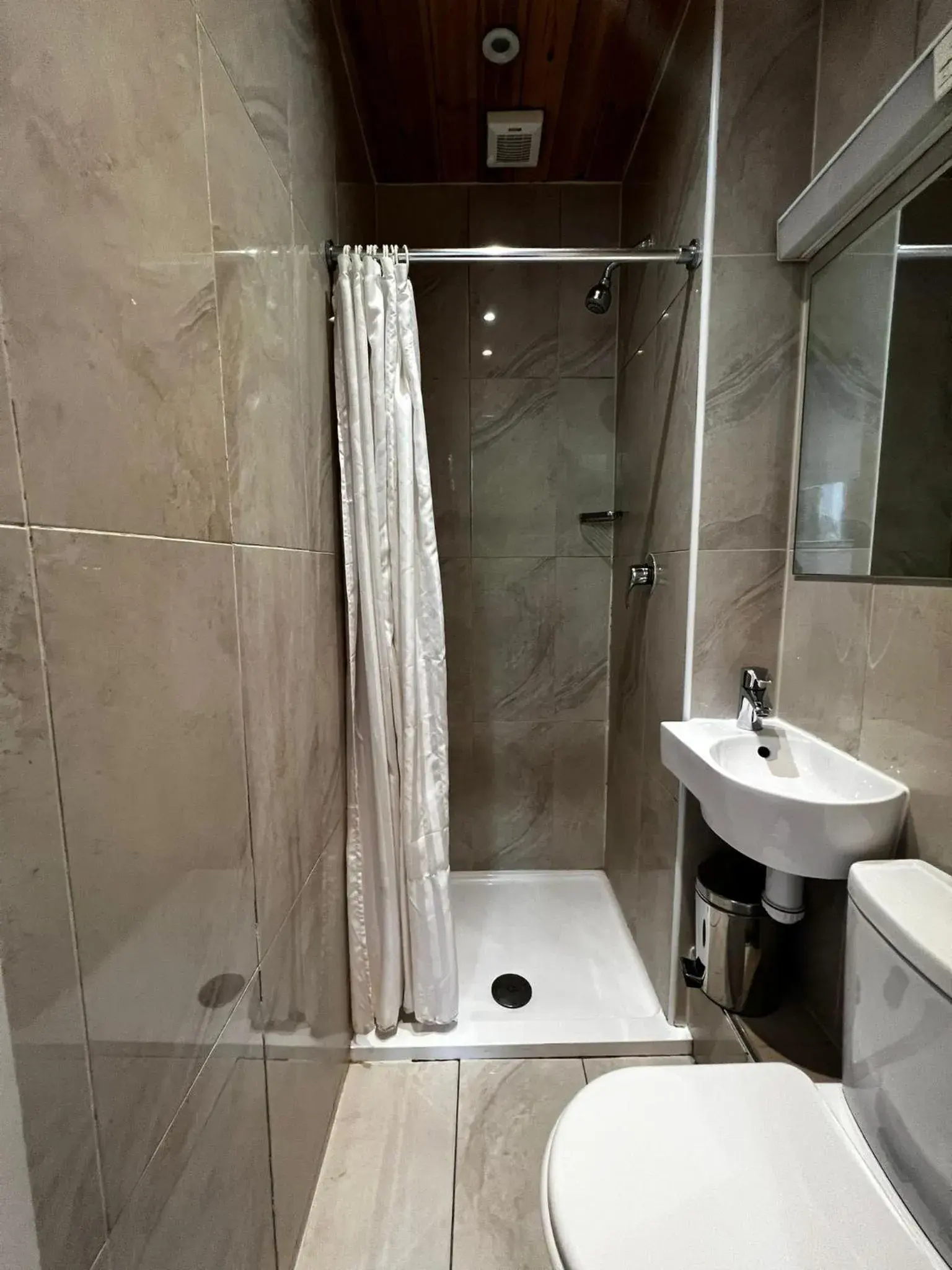 Shower, Bathroom in Jubilee Hotel