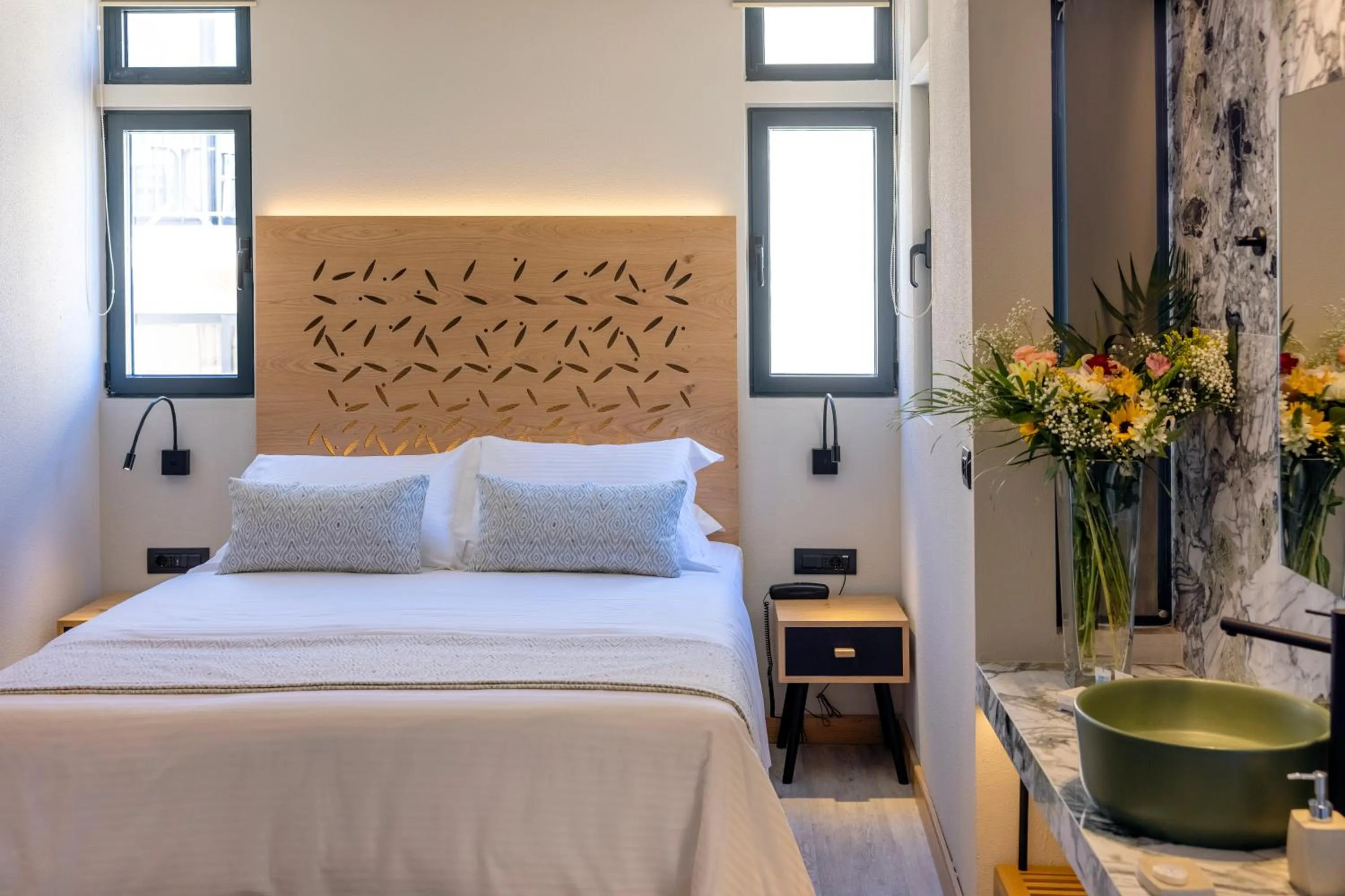 Bedroom, Bed in Atlantis Beach Hotel