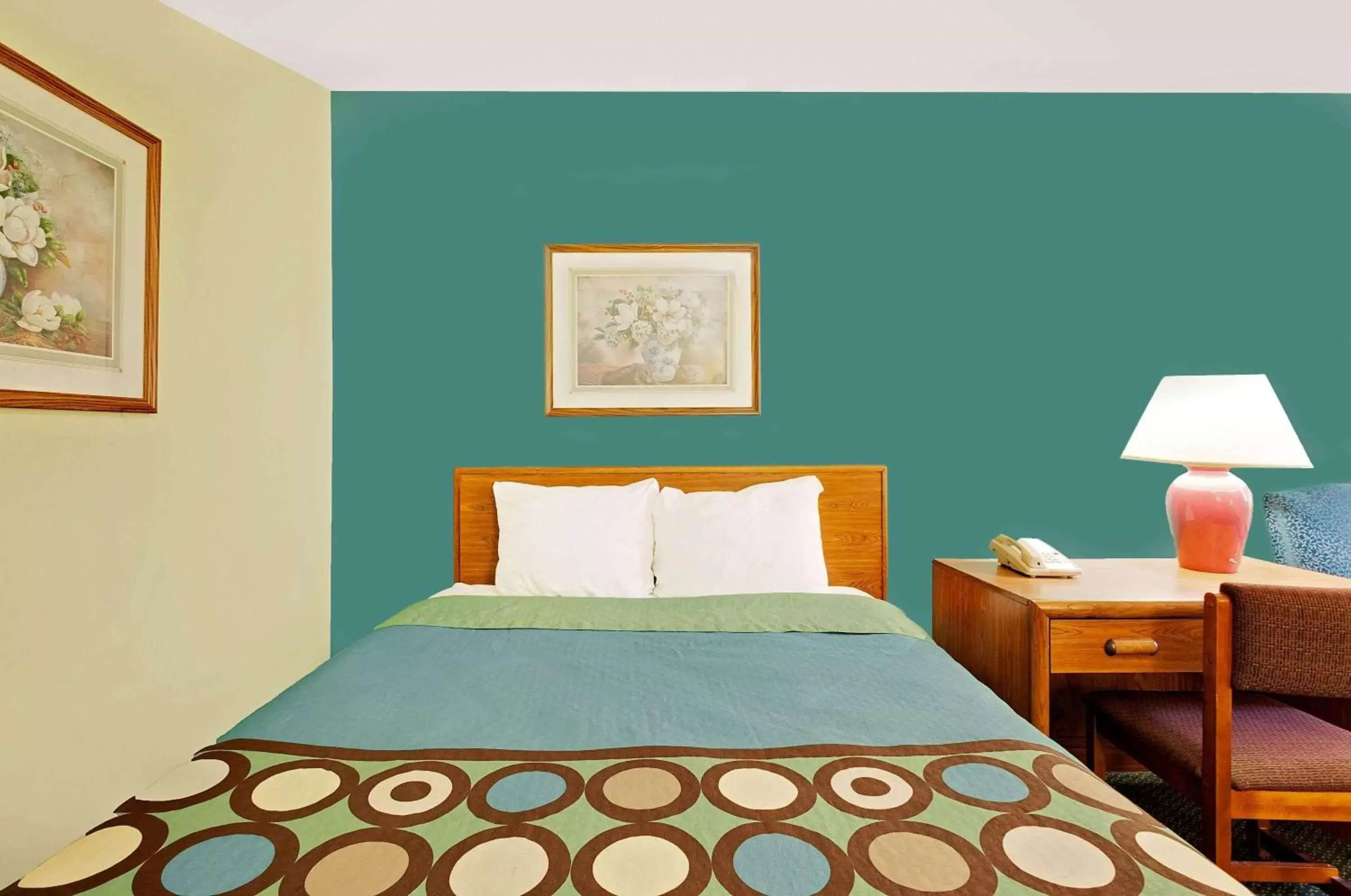 Photo of the whole room, Bed in Super 8 by Wyndham Carlisle-South