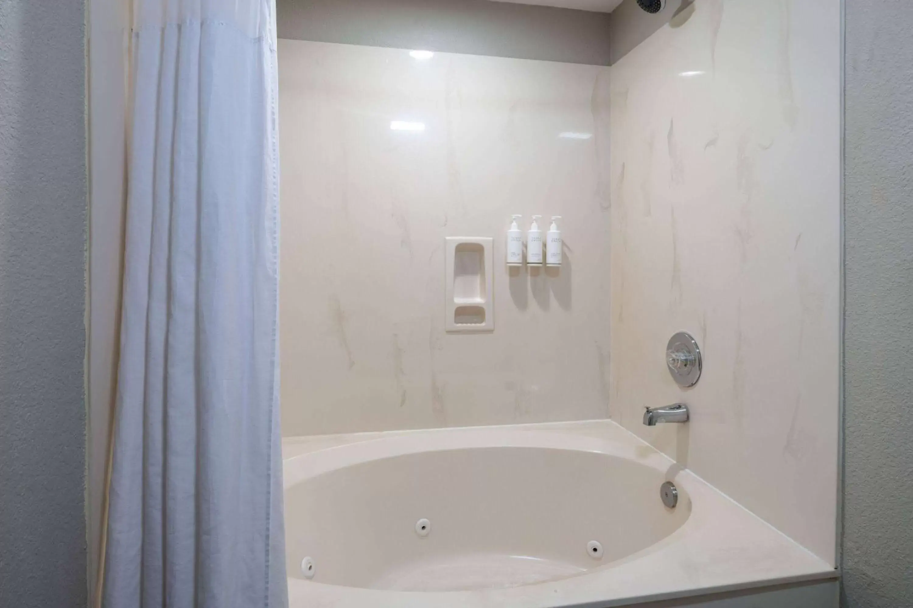 Hot Tub, Bathroom in Days Inn & Suites by Wyndham Commerce
