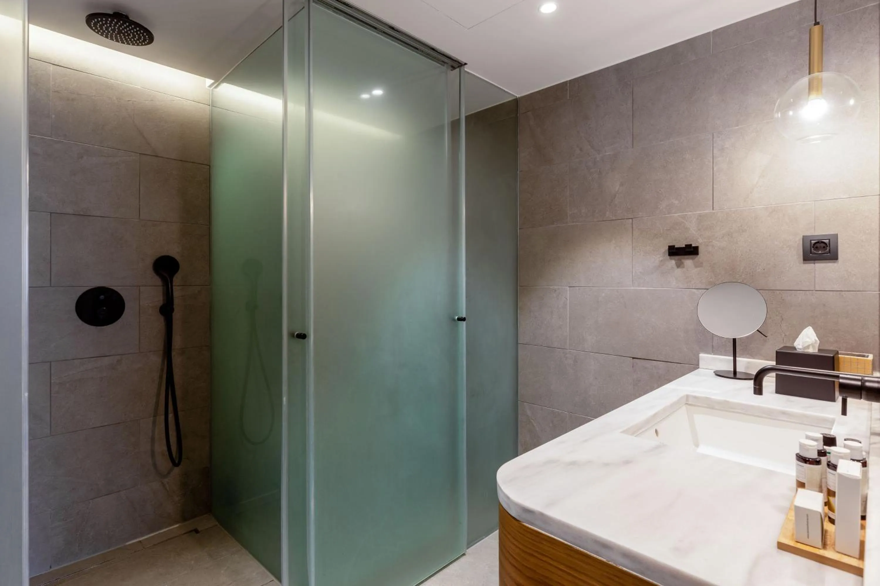 Shower, Bathroom in Blend Hotel