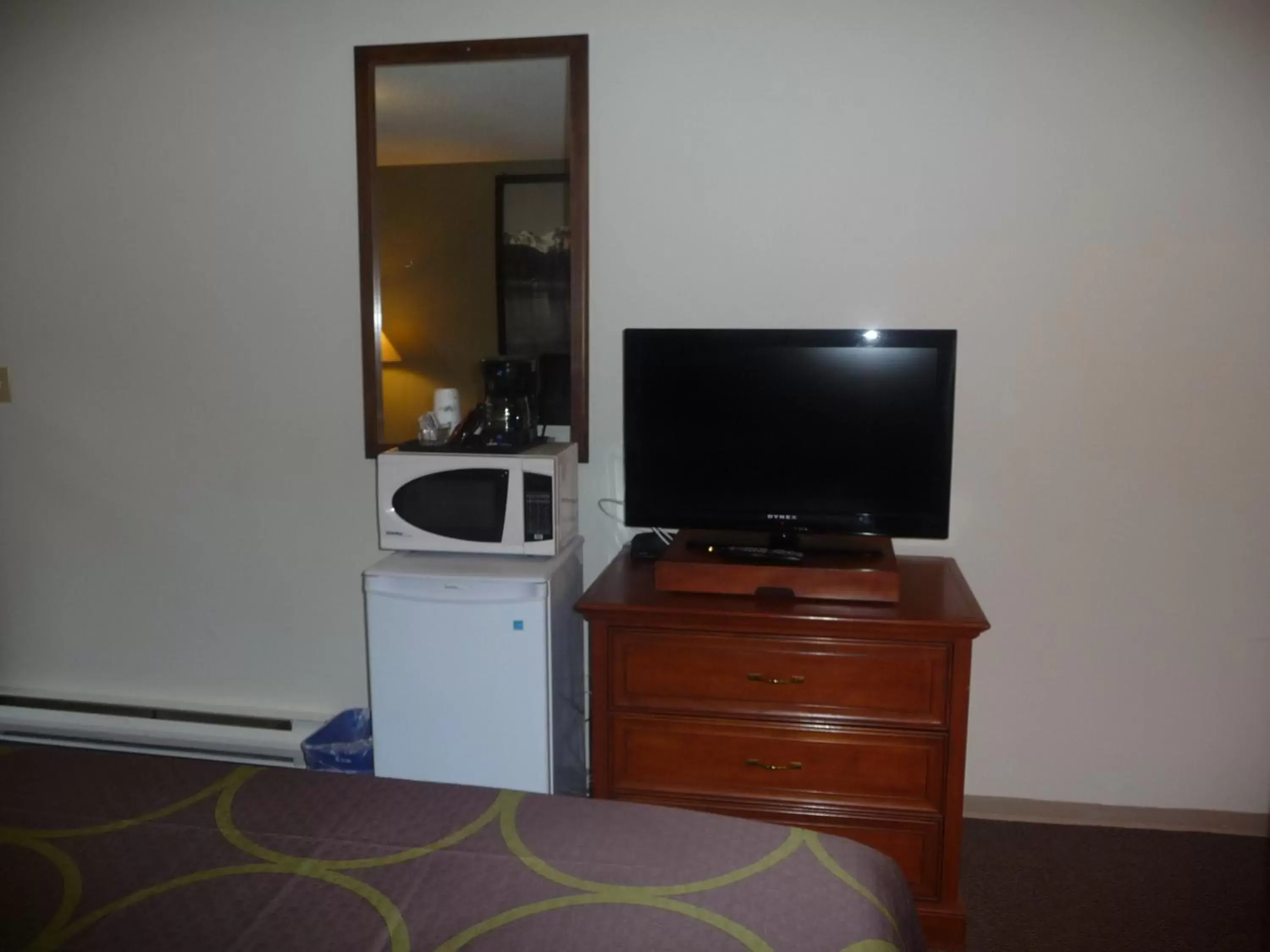 TV and multimedia, TV/Entertainment Center in Super 8 by Wyndham Kamloops East